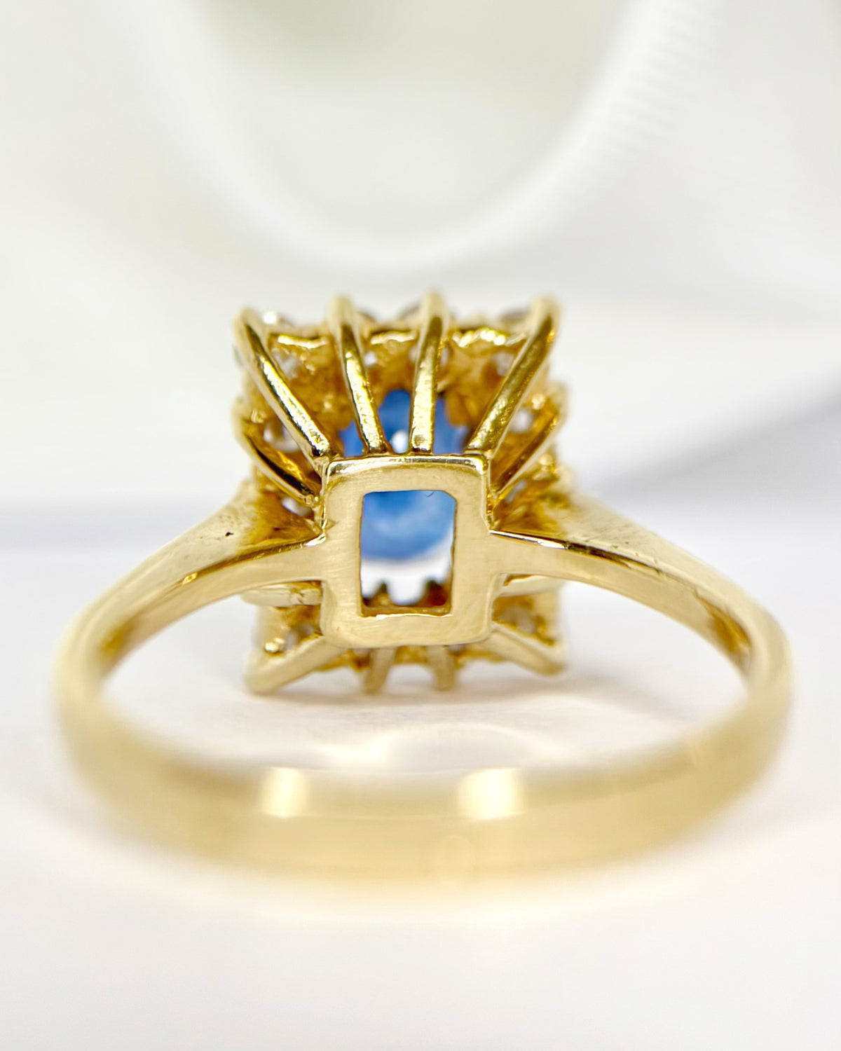 Anillo Margarita Zafiro de 1.71 quilates y Diamantes de 0.26 quilates "Zélie"