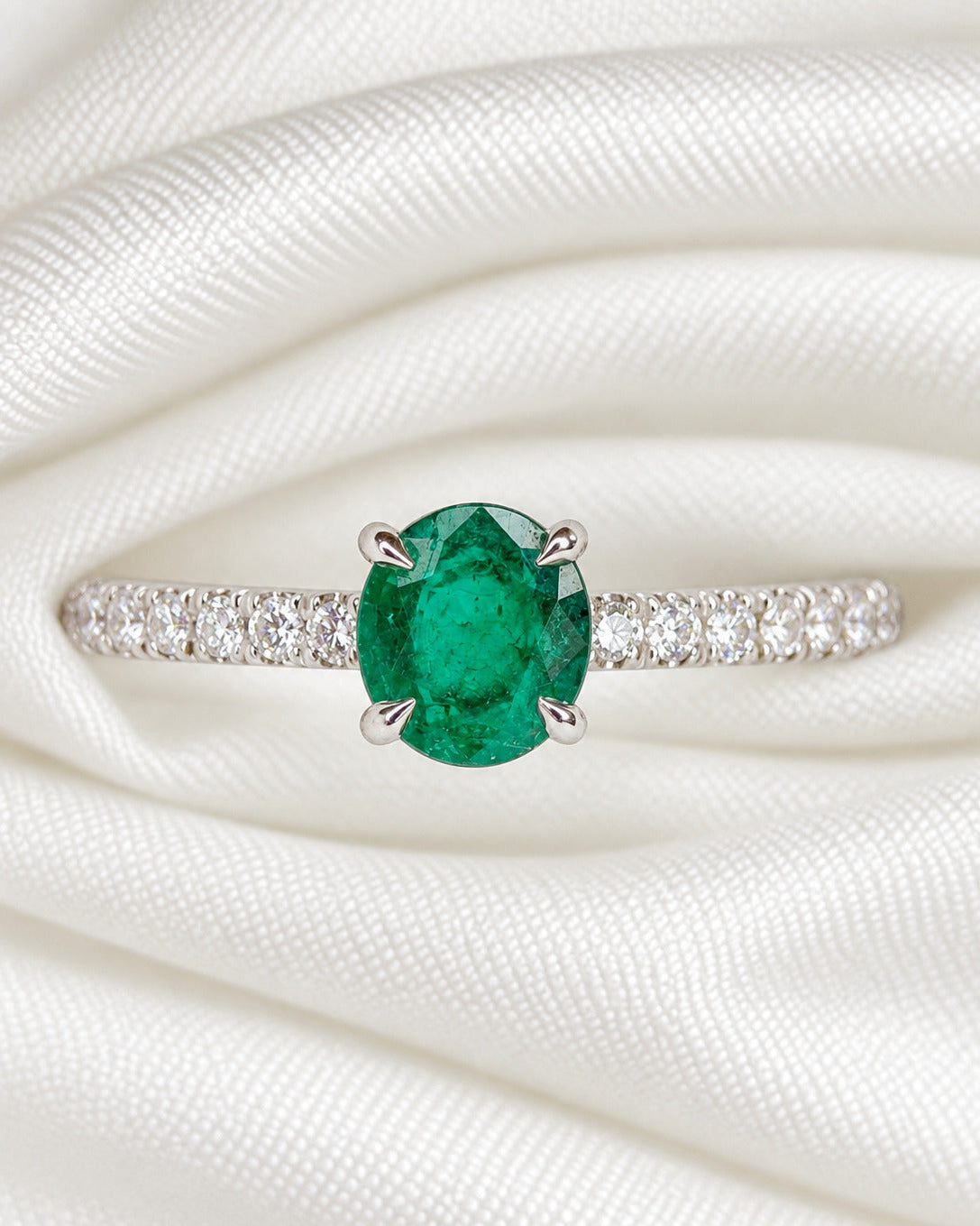 Bague Solitaire Émeraude 0.60 carat & Diamants 0.36 carat "Gladys"