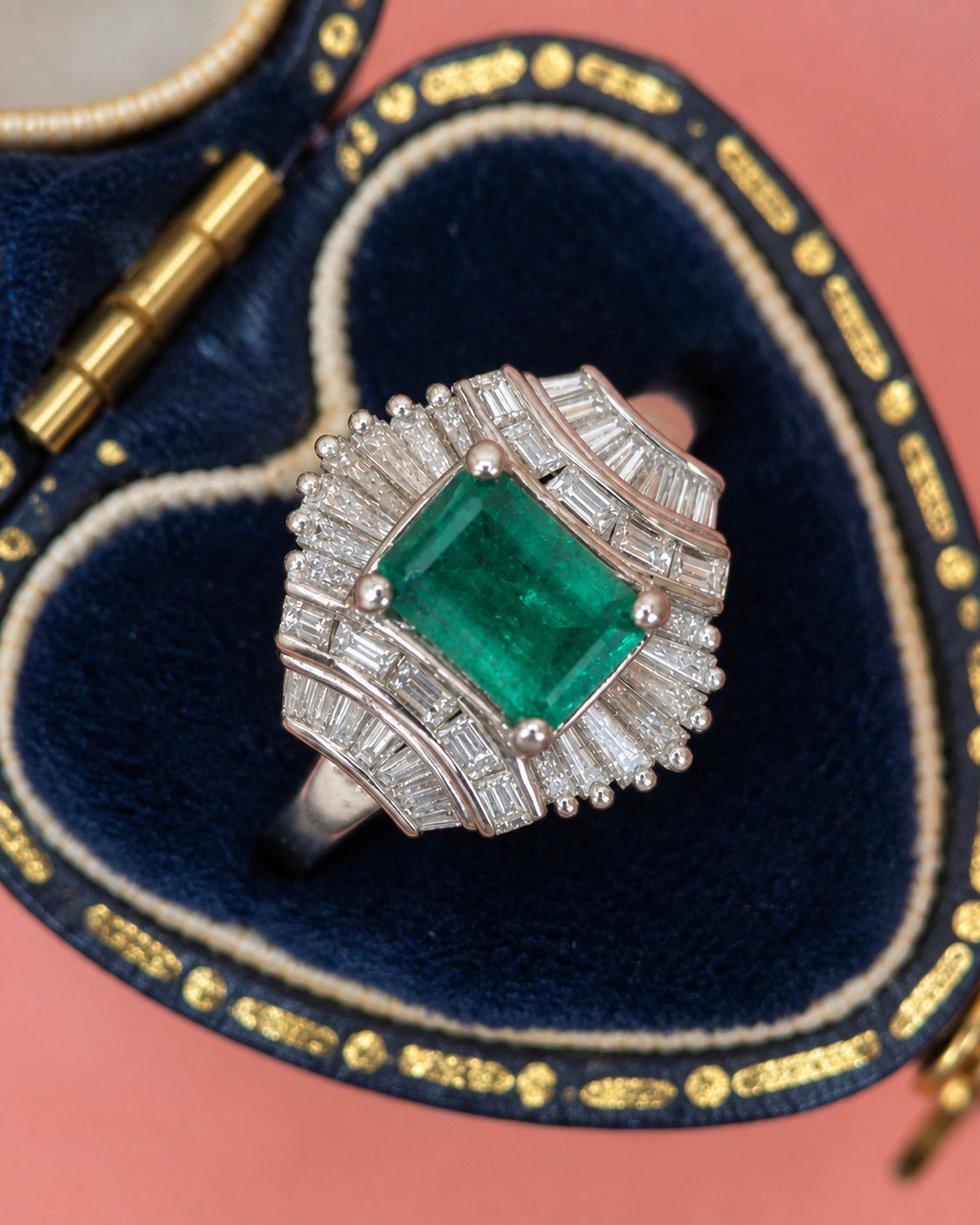 Bague Style Art-Déco Émeraude Zambienne 0.69 carat & Diamants 0.73 carat "Roja"
