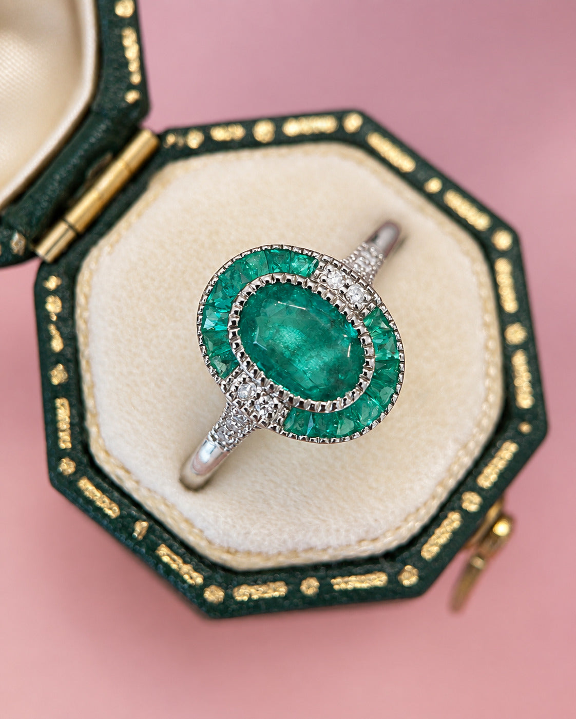 Anillo art déco con esmeraldas de 1.09 quilates y diamantes «Raphaelle»