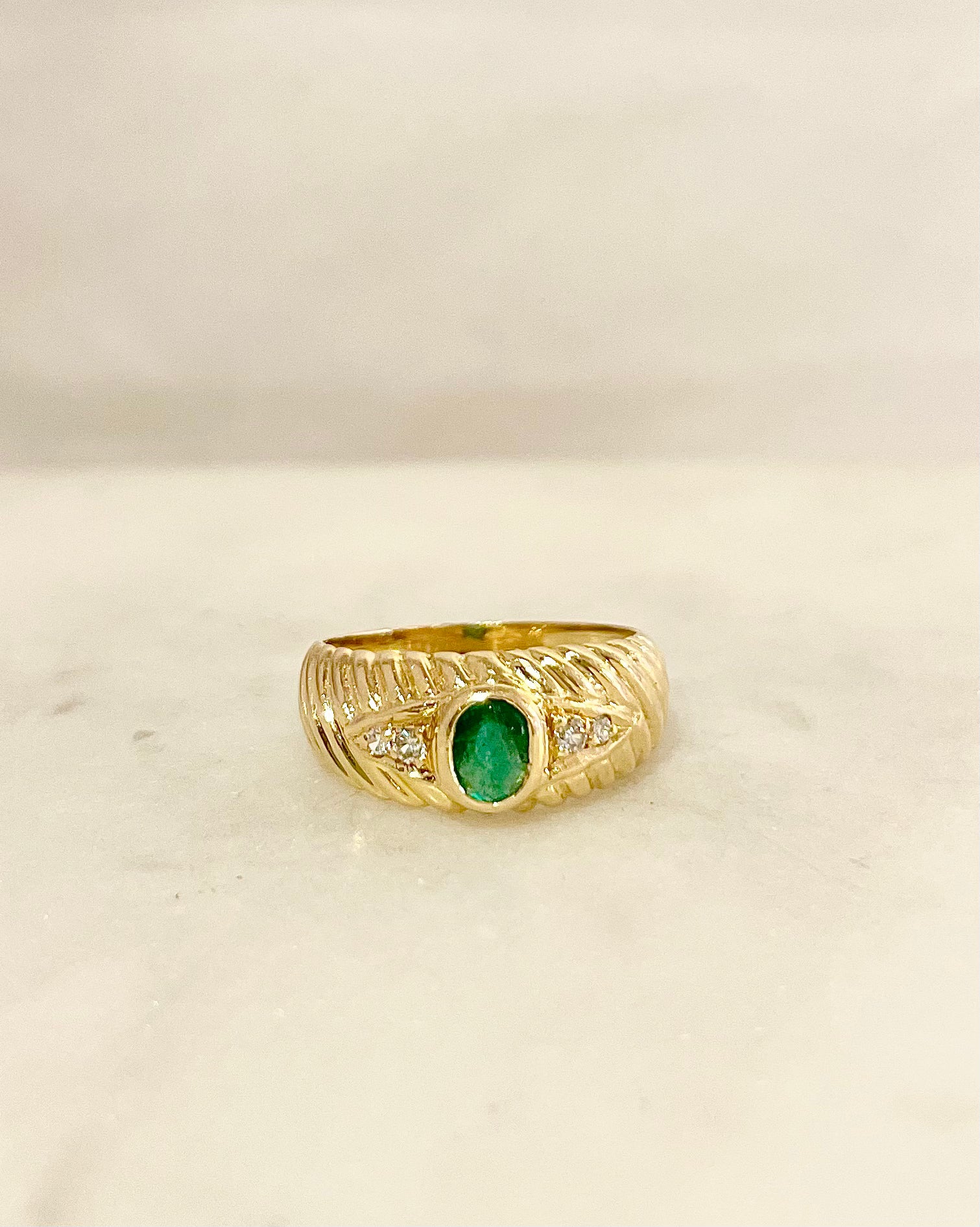 Anillo de banda esmeralda 0.35 quilates y diamantes “Timaé”
