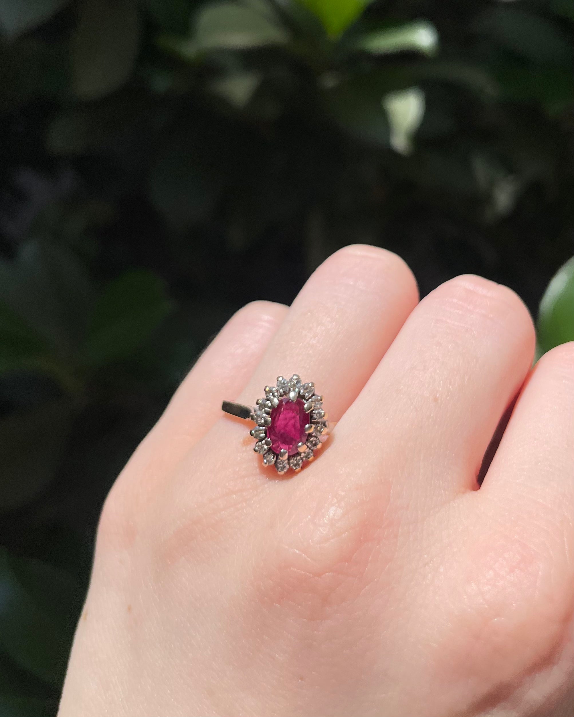 Anillo Margarita Rubí 0.70 quilates y Diamantes "Sybille"