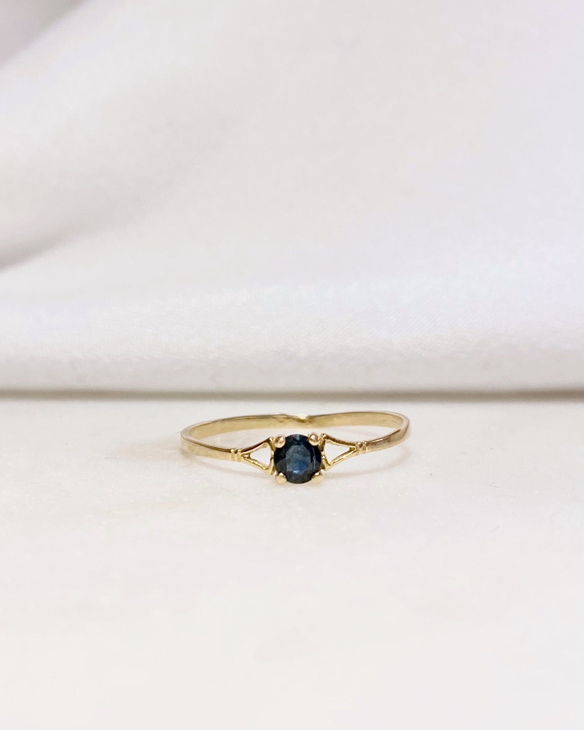 Anillo solitario zafiro 0.20 quilates "Lauraline"