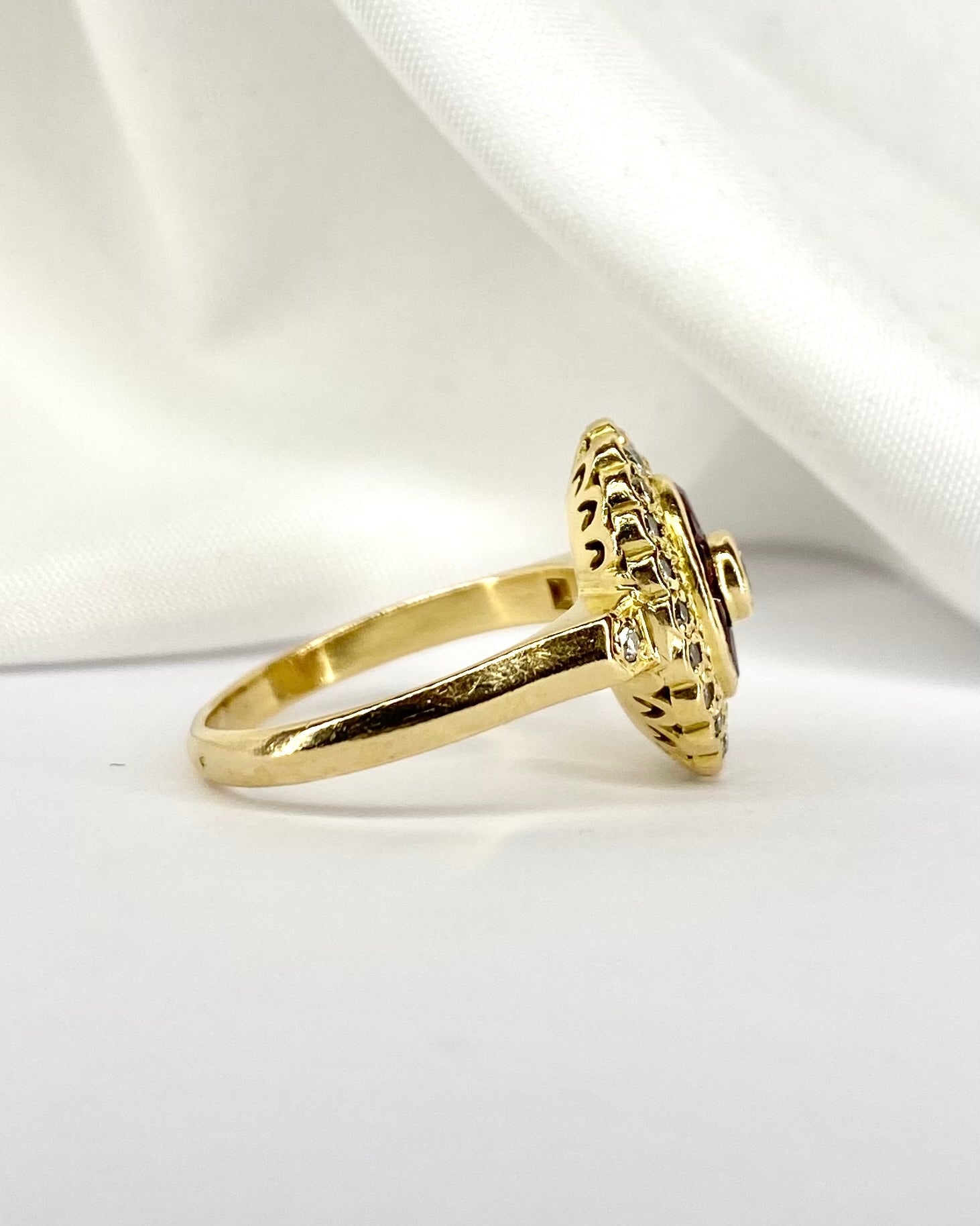 Bague Style Art Déco 10 Rubis et 23 Diamants "Siam"