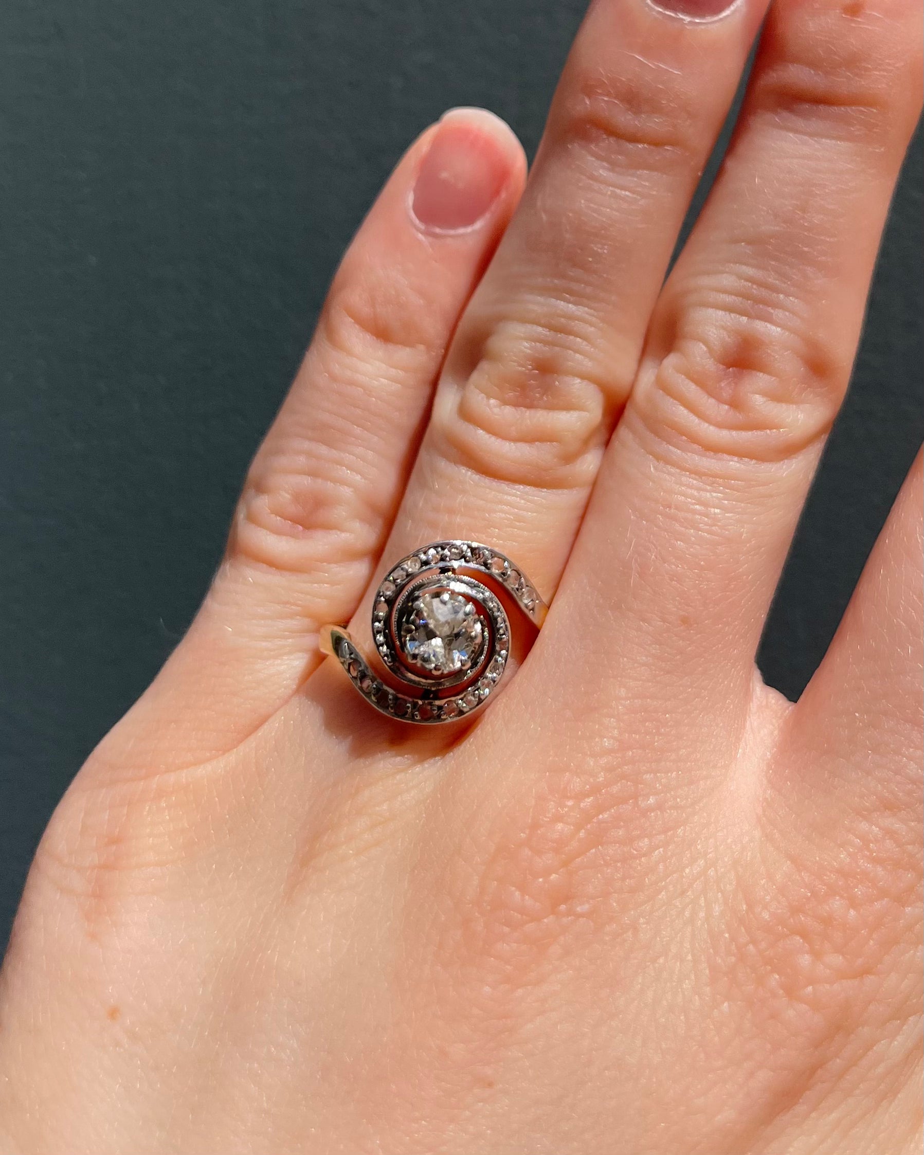 Anillo Art Nouveau Tourbillon Diamantes 0.65 quilates "Lioren"