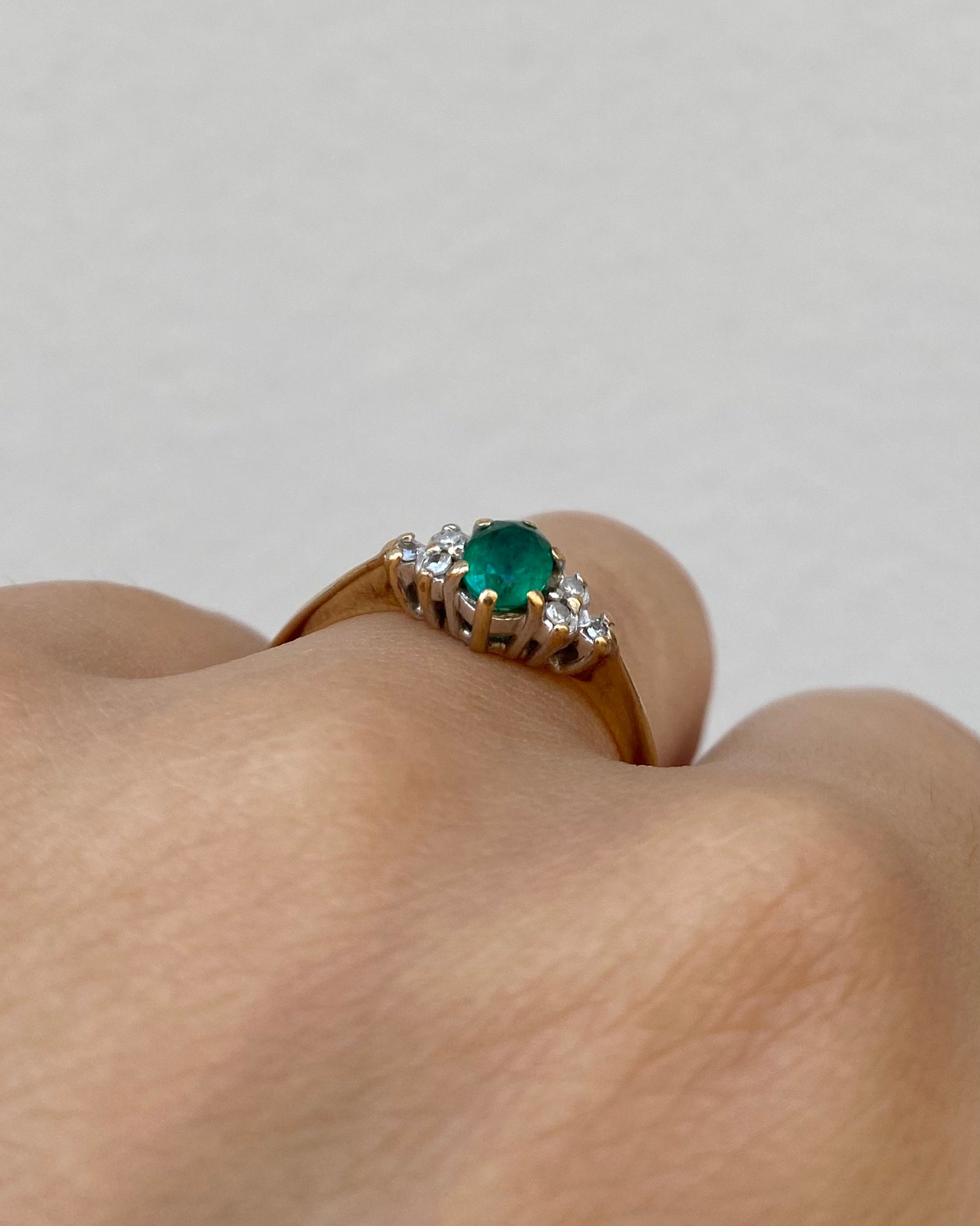 Anillo Trilogía Esmeralda y Diamantes "Amelie"