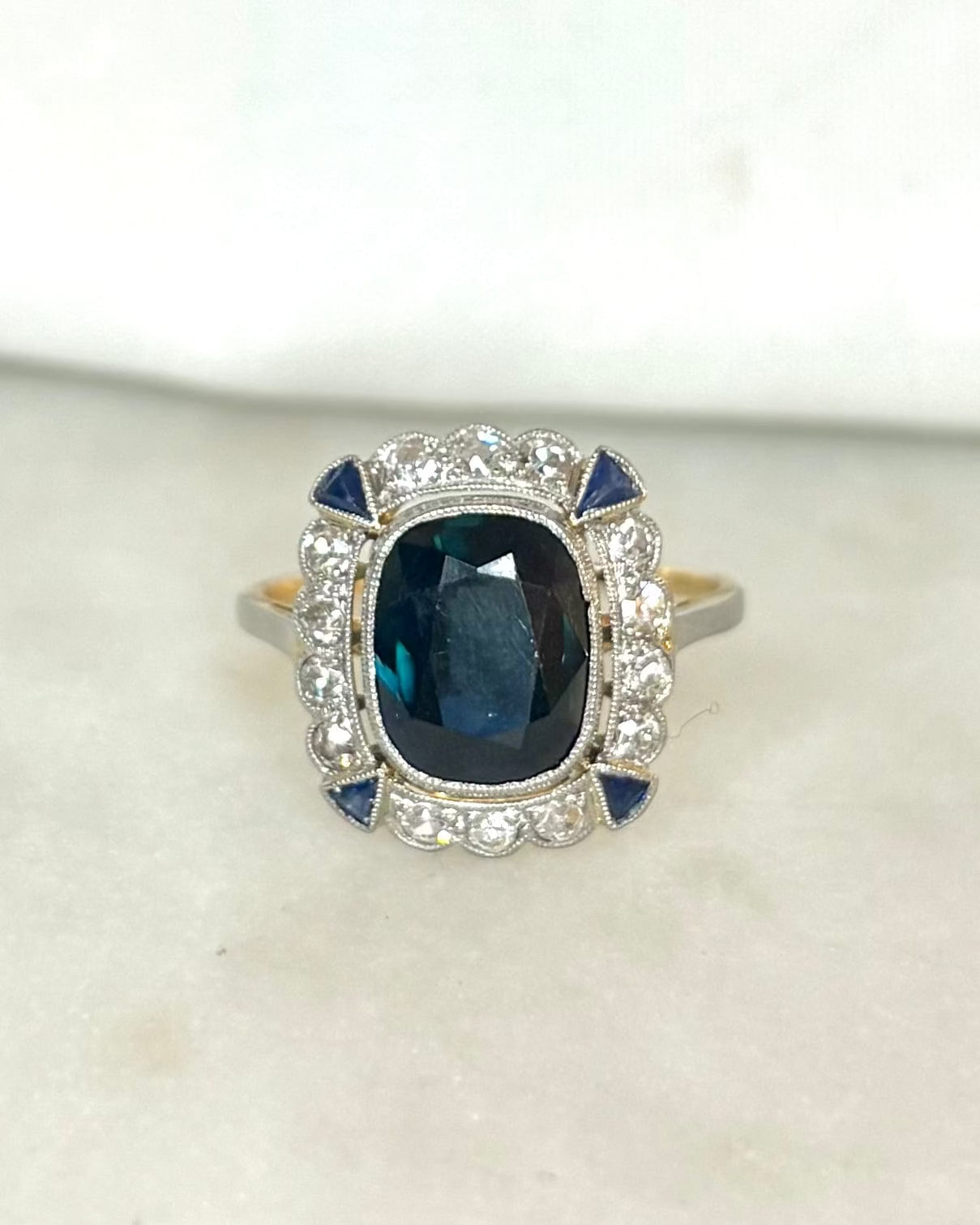 Bague Art Déco Saphir Coussin 2.68 carats & Diamants "Cynthia"