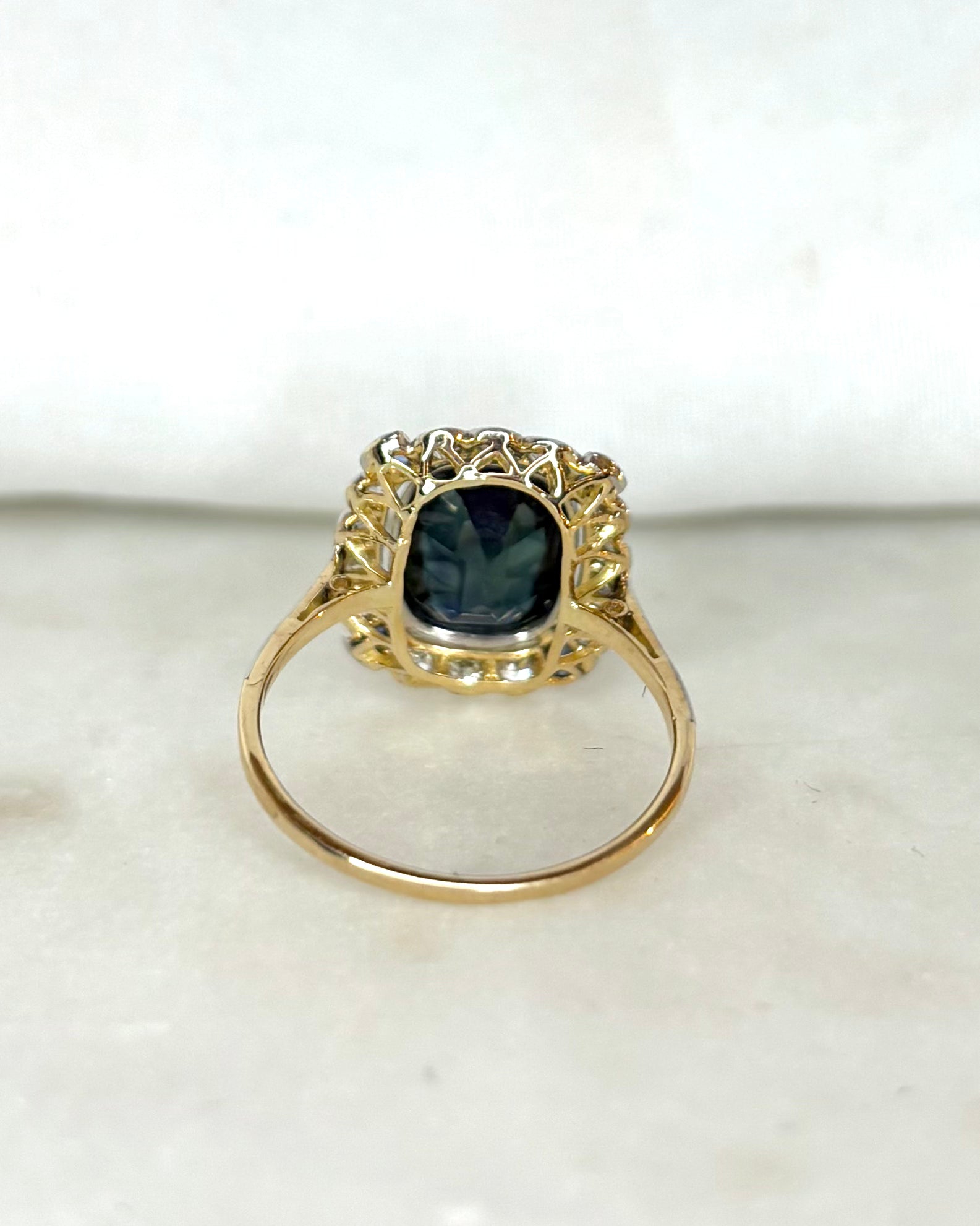 Bague Art Déco Saphir Coussin 2.68 carats & Diamants "Cynthia"