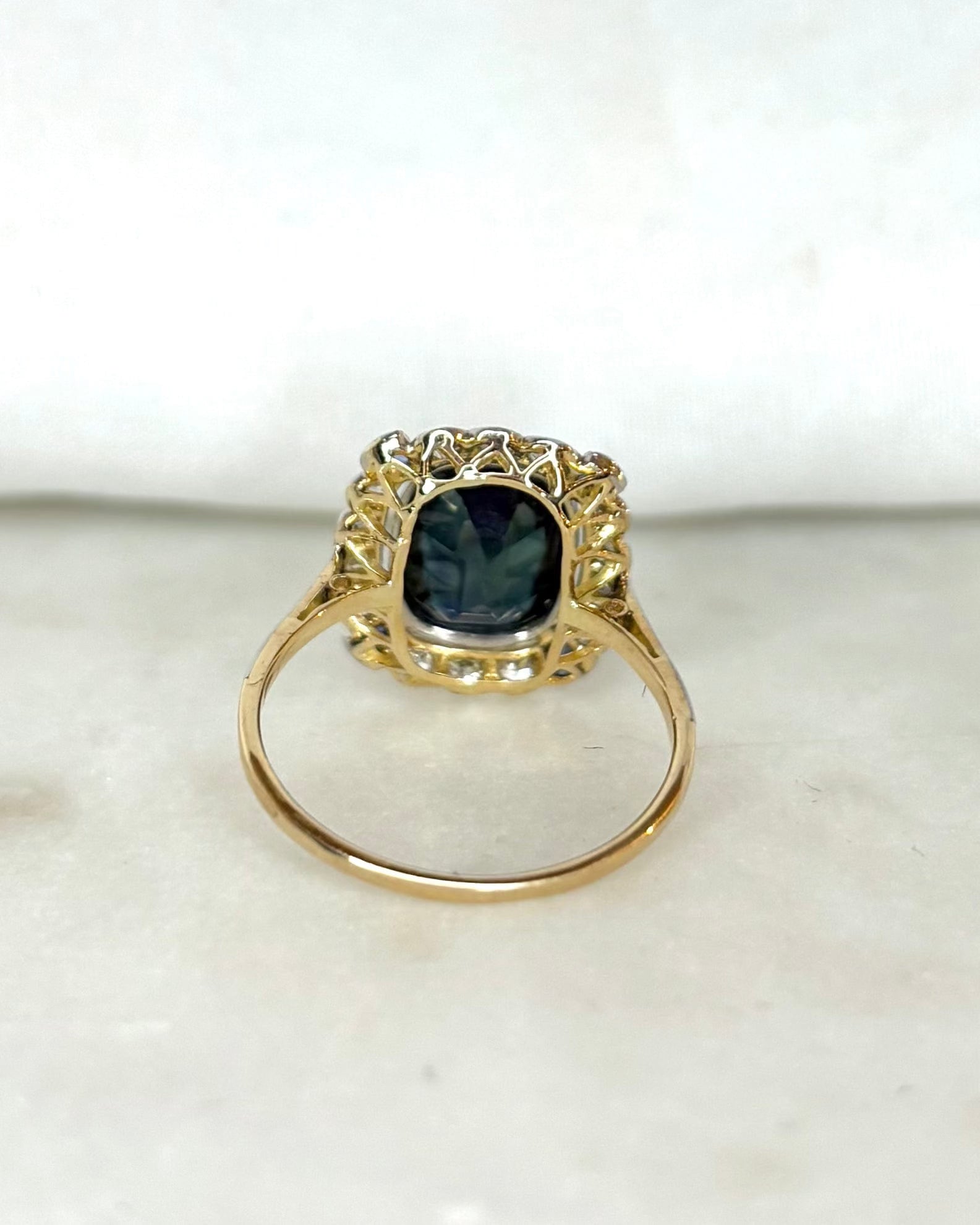 Bague Art Déco Saphir Coussin 2.68 carats & Diamants "Cynthia"