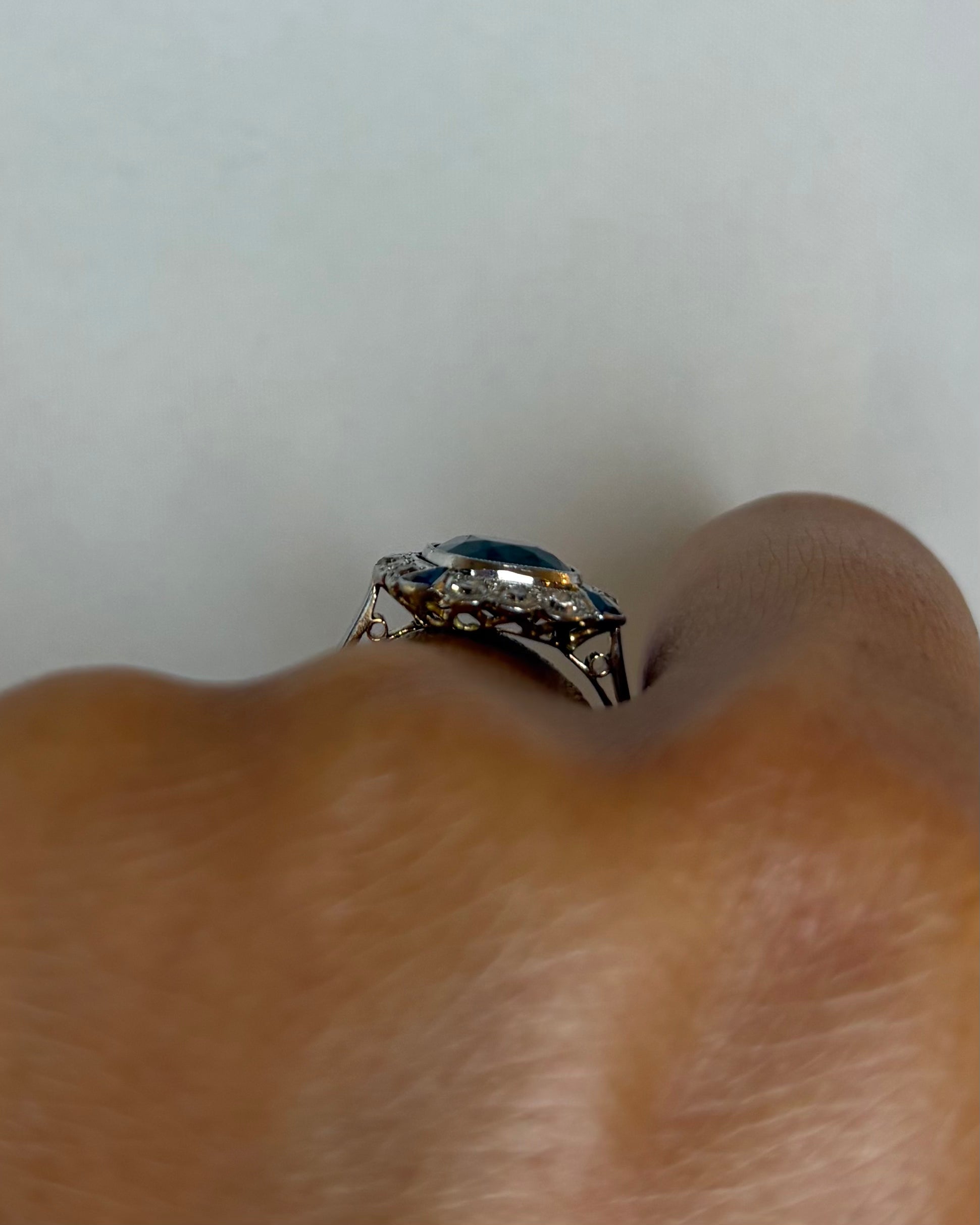 Bague Art Déco Saphir Coussin 2.68 carats & Diamants "Cynthia"