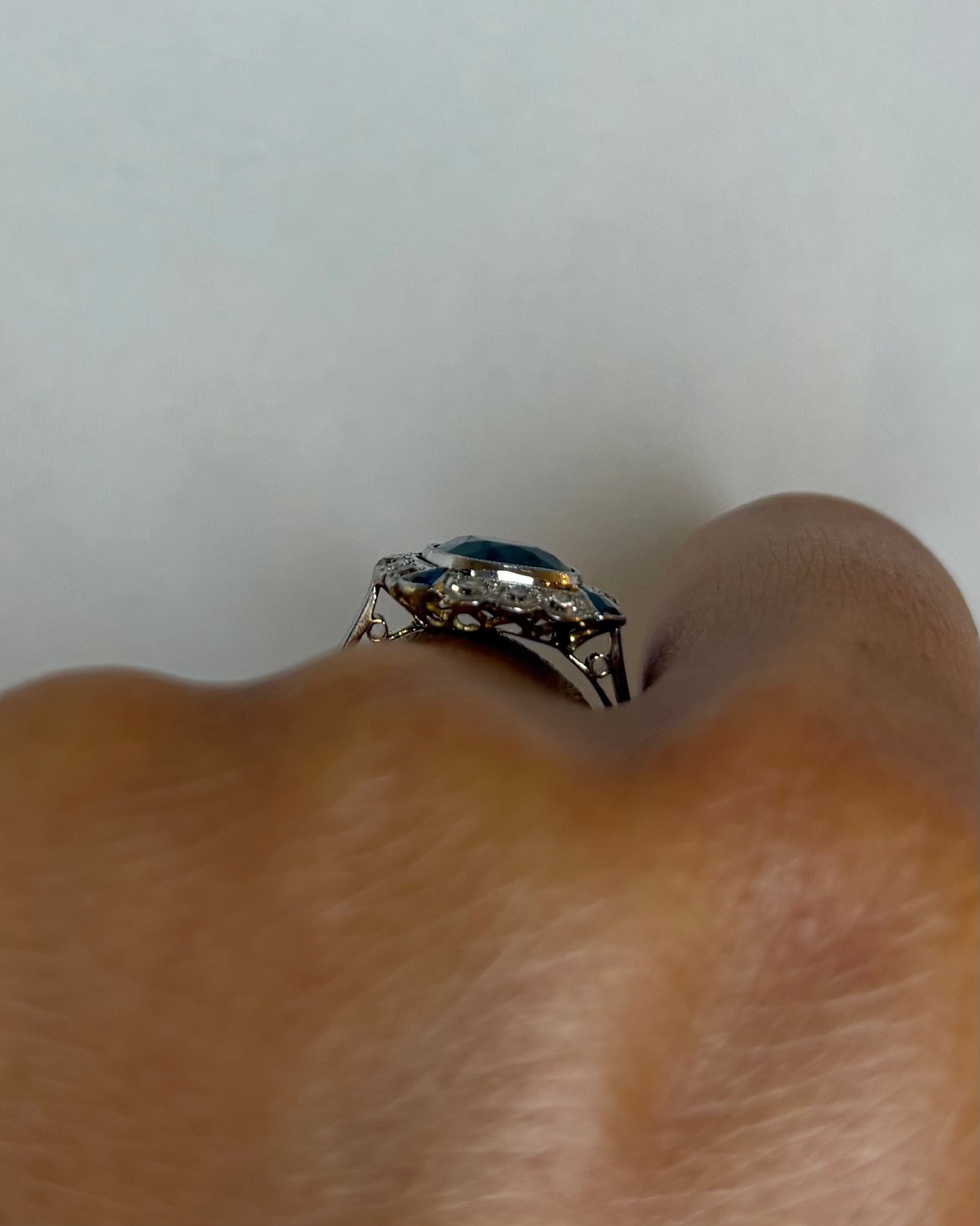 Bague Art Déco Saphir Coussin 2.68 carats & Diamants "Cynthia"