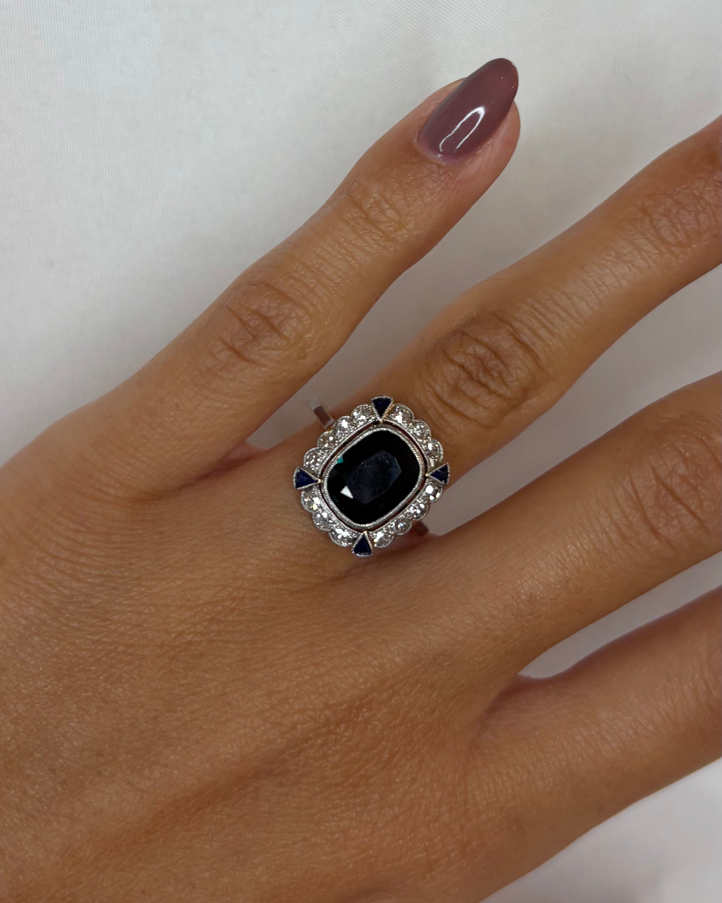 Bague Art Déco Saphir Coussin 2.68 carats & Diamants "Cynthia"