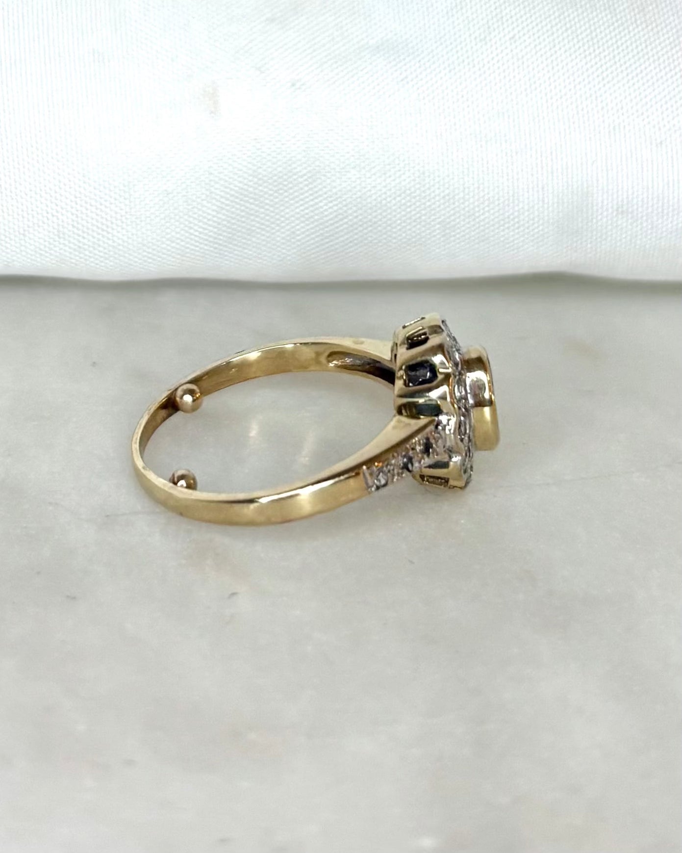 Anillo Margarita Esmeralda y Diamantes "Denise"