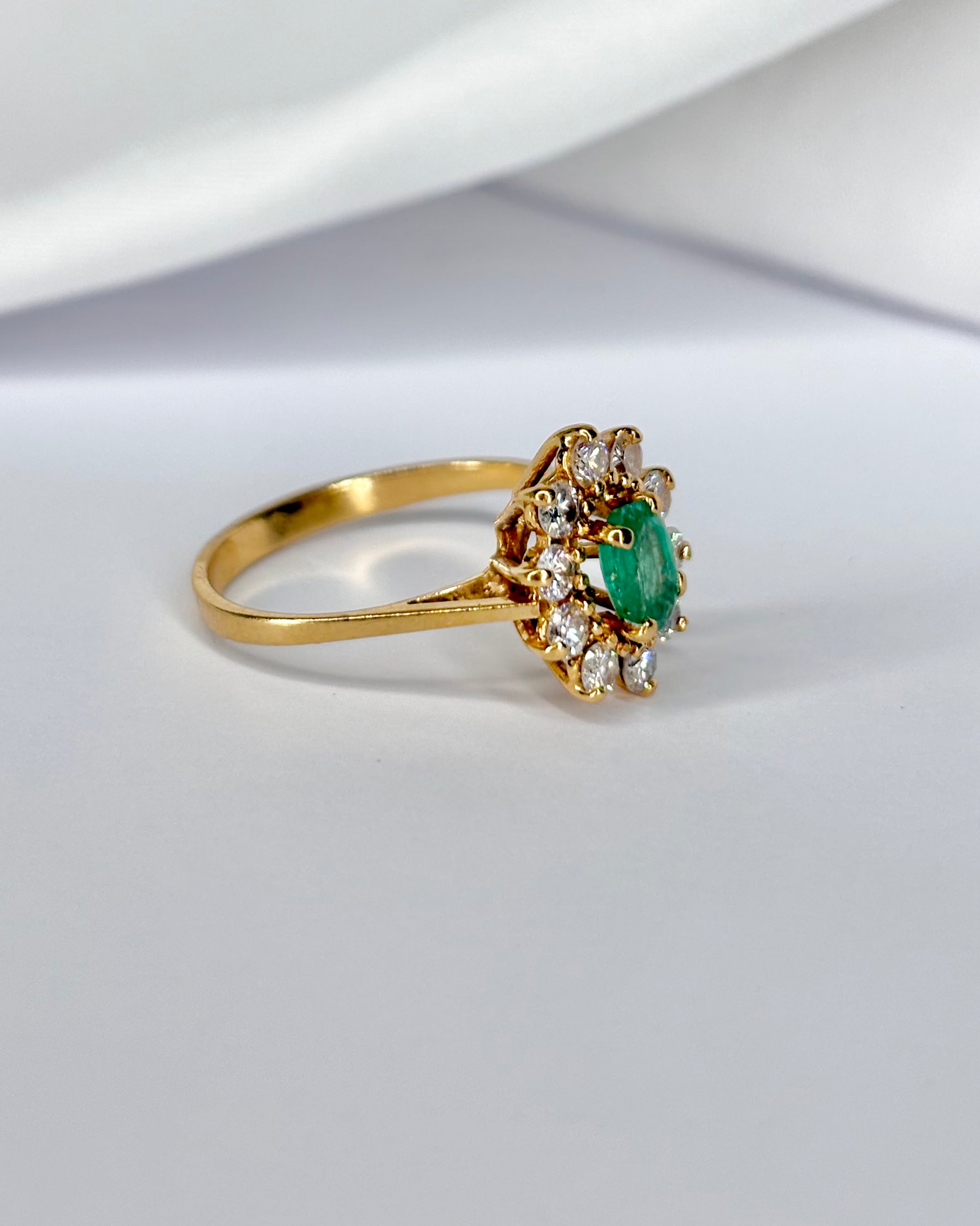 Bague Marguerite Émeraude 0.37 carat & 10 Diamants "Noa"