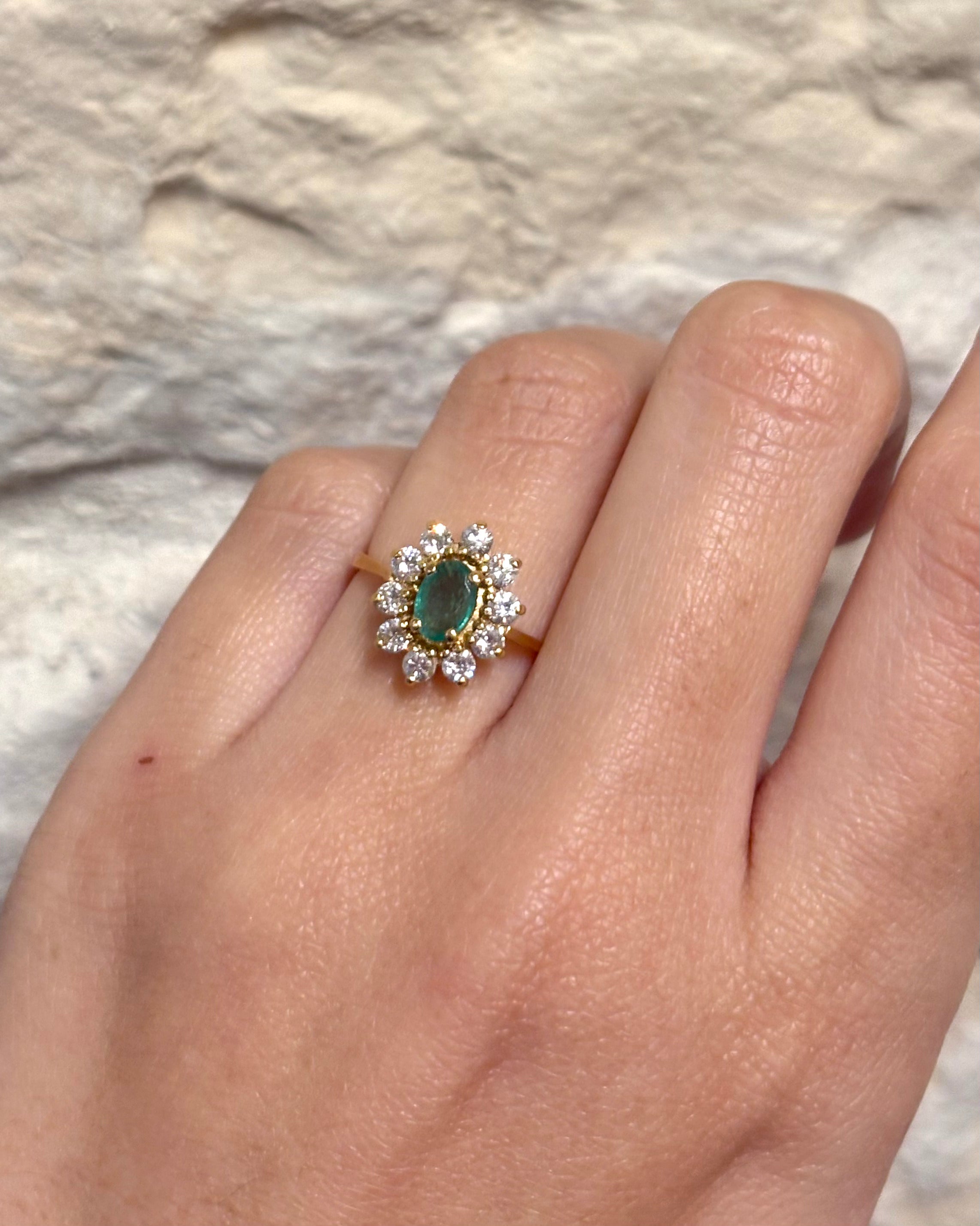 Bague Marguerite Émeraude 0.37 carat & 10 Diamants "Noa"