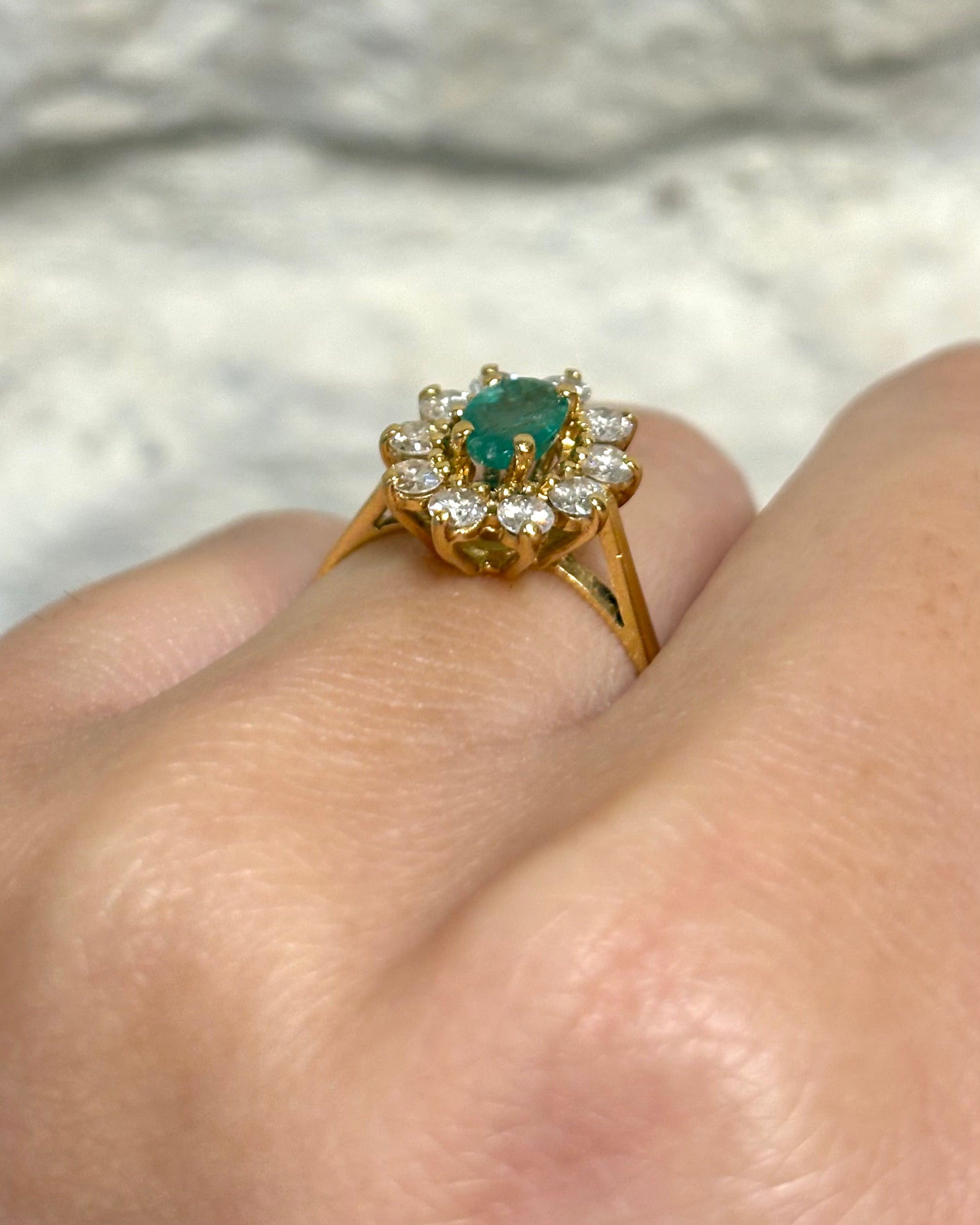 Bague Marguerite Émeraude 0.37 carat & 10 Diamants "Noa"