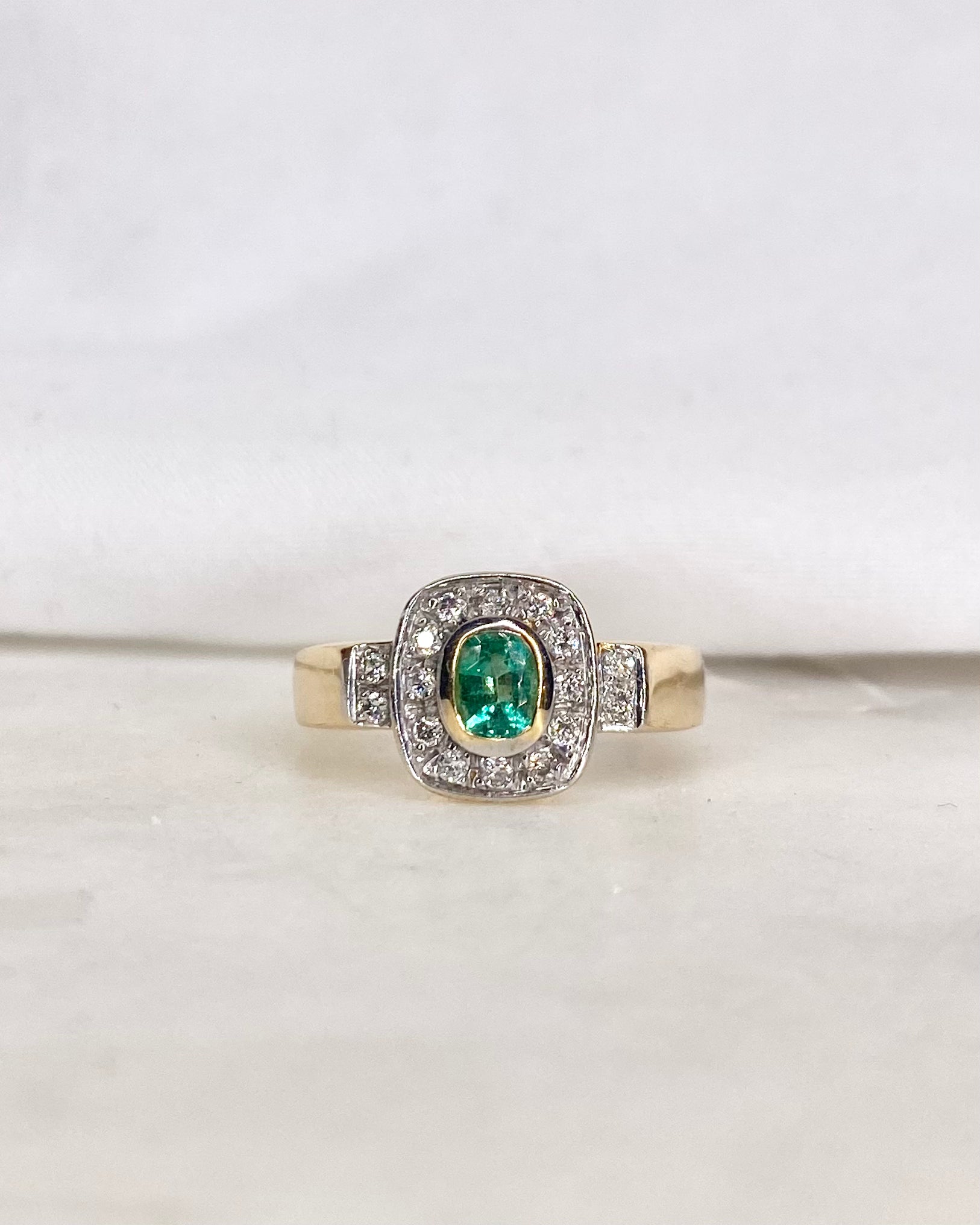 Anillo estilo Art Decó Esmeralda y Diamantes "Judy"