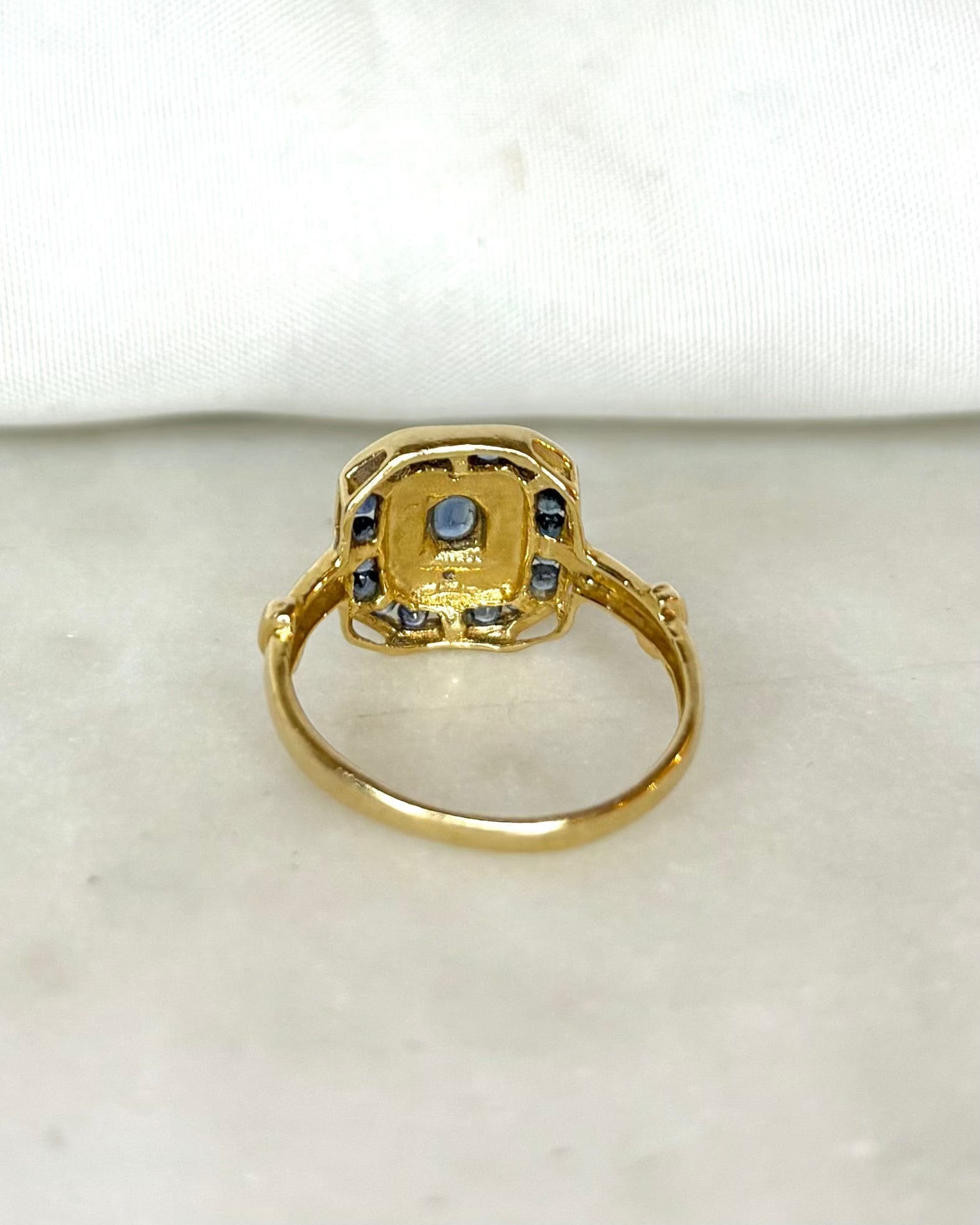 Anillo estilo Art Déco zafiros 0.55 quilates y diamantes "Noémie"