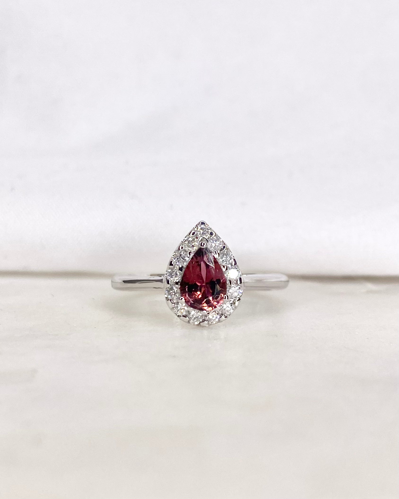 Anillo Margarita Turmalina Rosa 0.75 quilates y Diamantes "Salma"