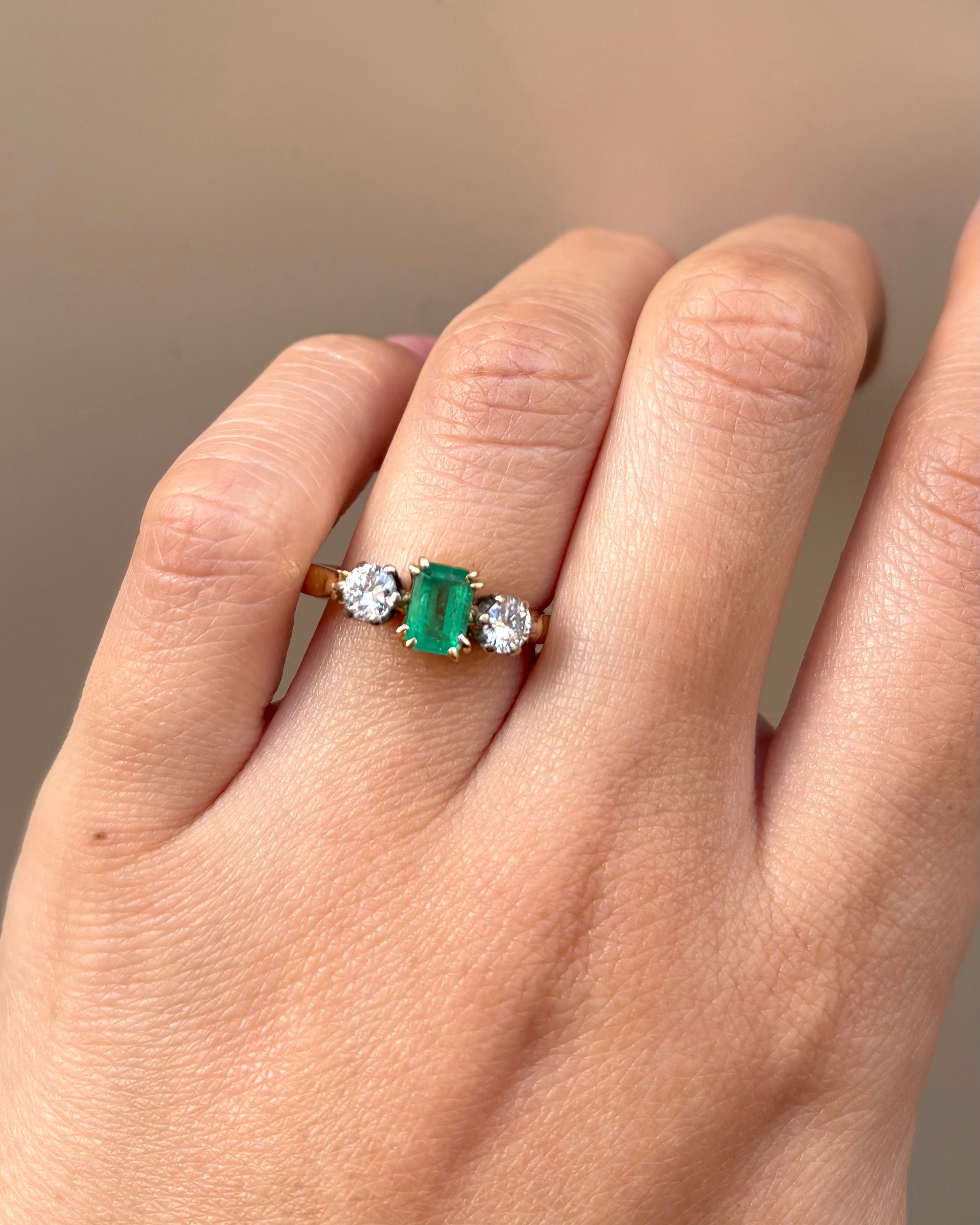 Bague Trilogie Émeraude 0.45 carat & Diamants 0.40 carat "Lara" - Elliade Paris