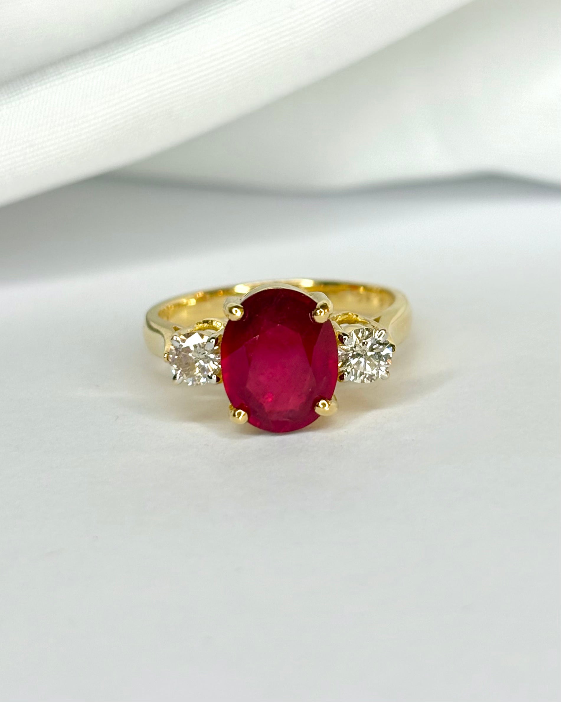 Bague Trilogie Rubis 4.13 carats & Diamants 0.40 carat "Maydelis"