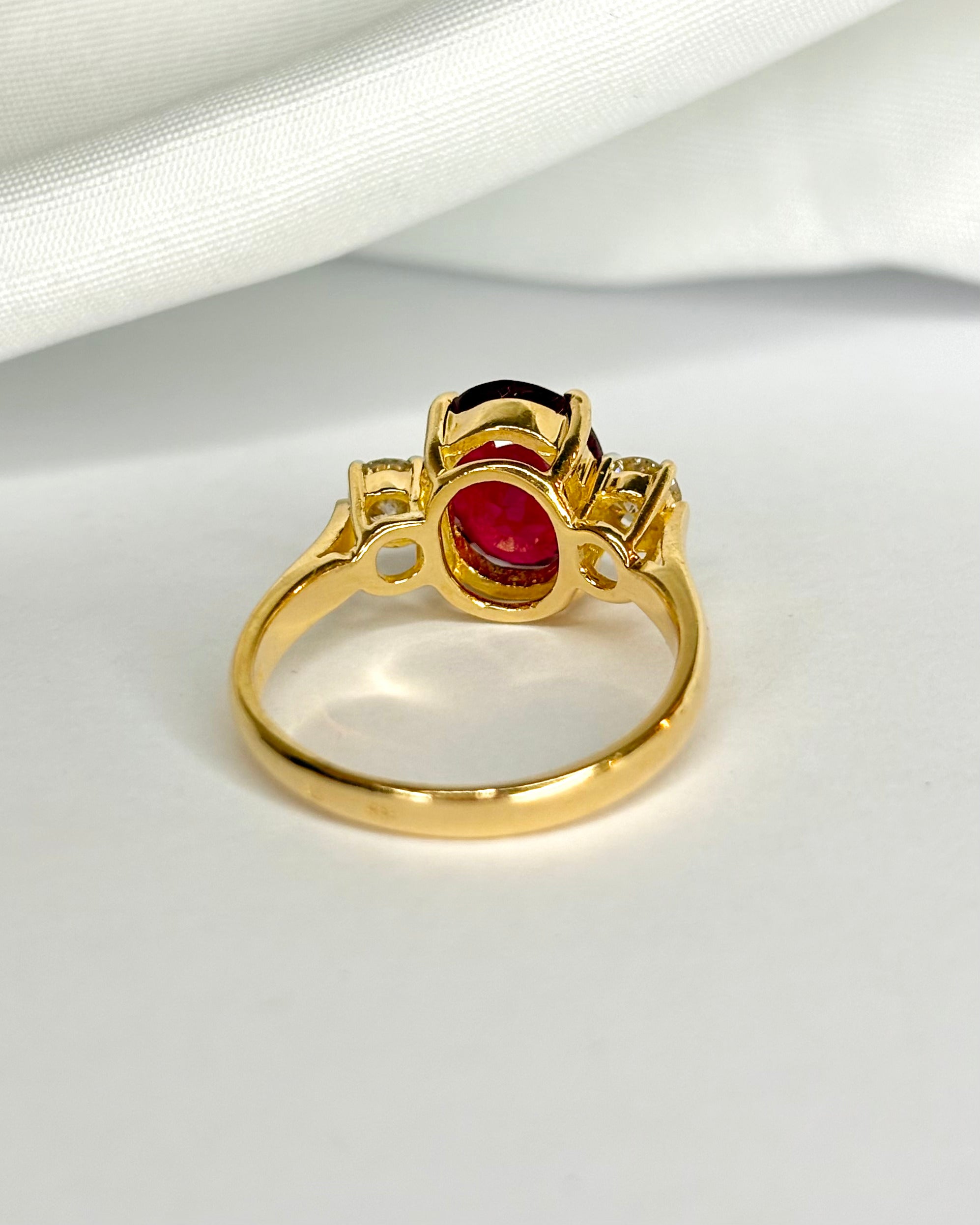 Anillo Trilogía Rubíes 4.13 quilates y Diamantes 0.40 quilates "Maydelis"