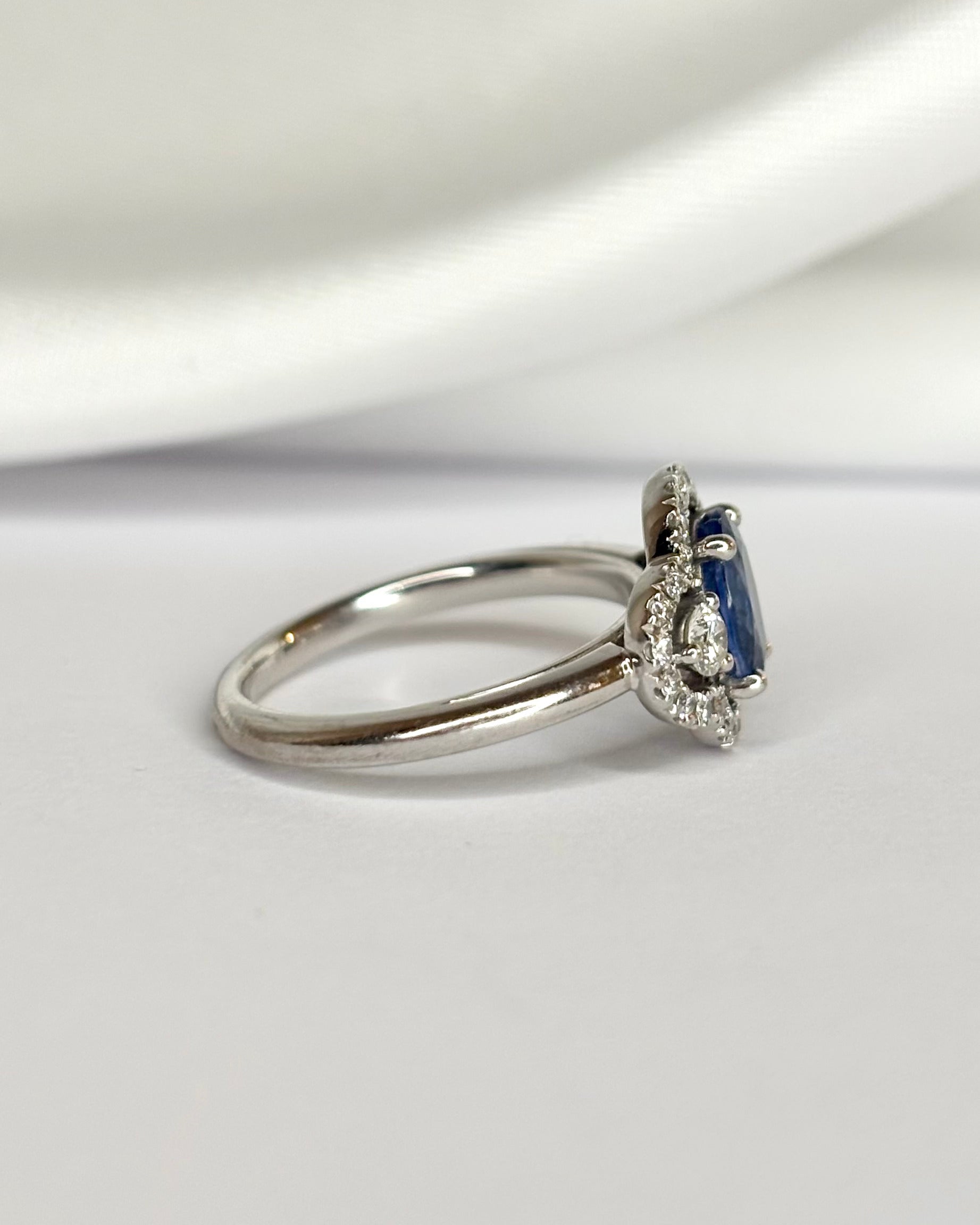 Bague Trilogie Saphir 0.80 carat & Diamants 0.40 carat "Inaya" - Elliade Paris