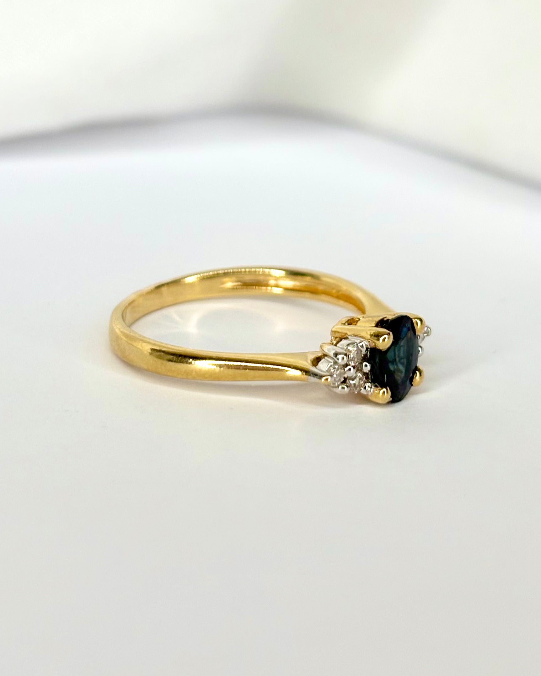 Anillo Trilogía Zafiro y Diamantes "Lya"