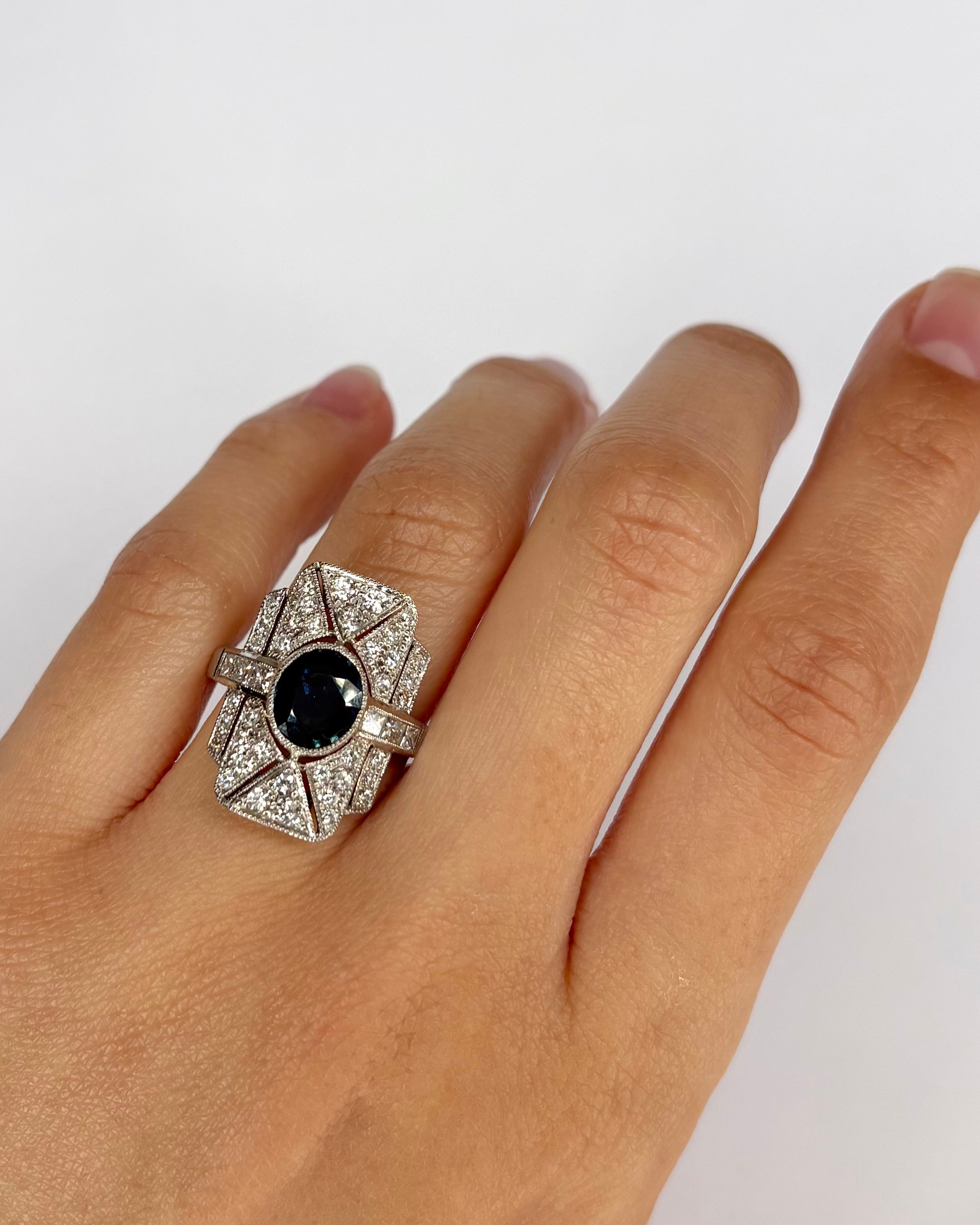 Bague Style Art Déco Saphir 1.76 carat & Diamants 1 carat "Romane" - Elliade Paris