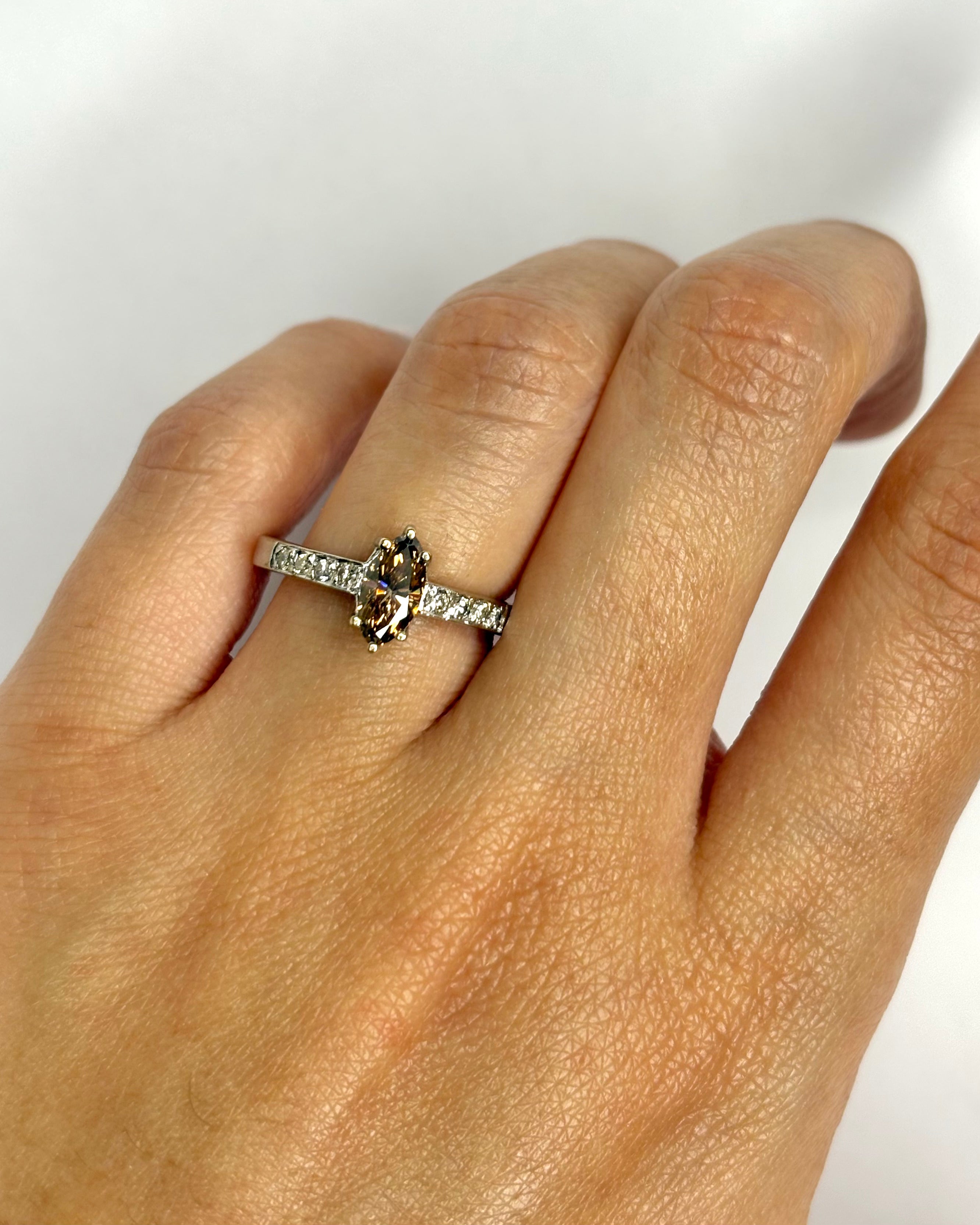 Anillo solitario de diamante chocolate 0,50 quilates y 8 diamantes "Mariam"