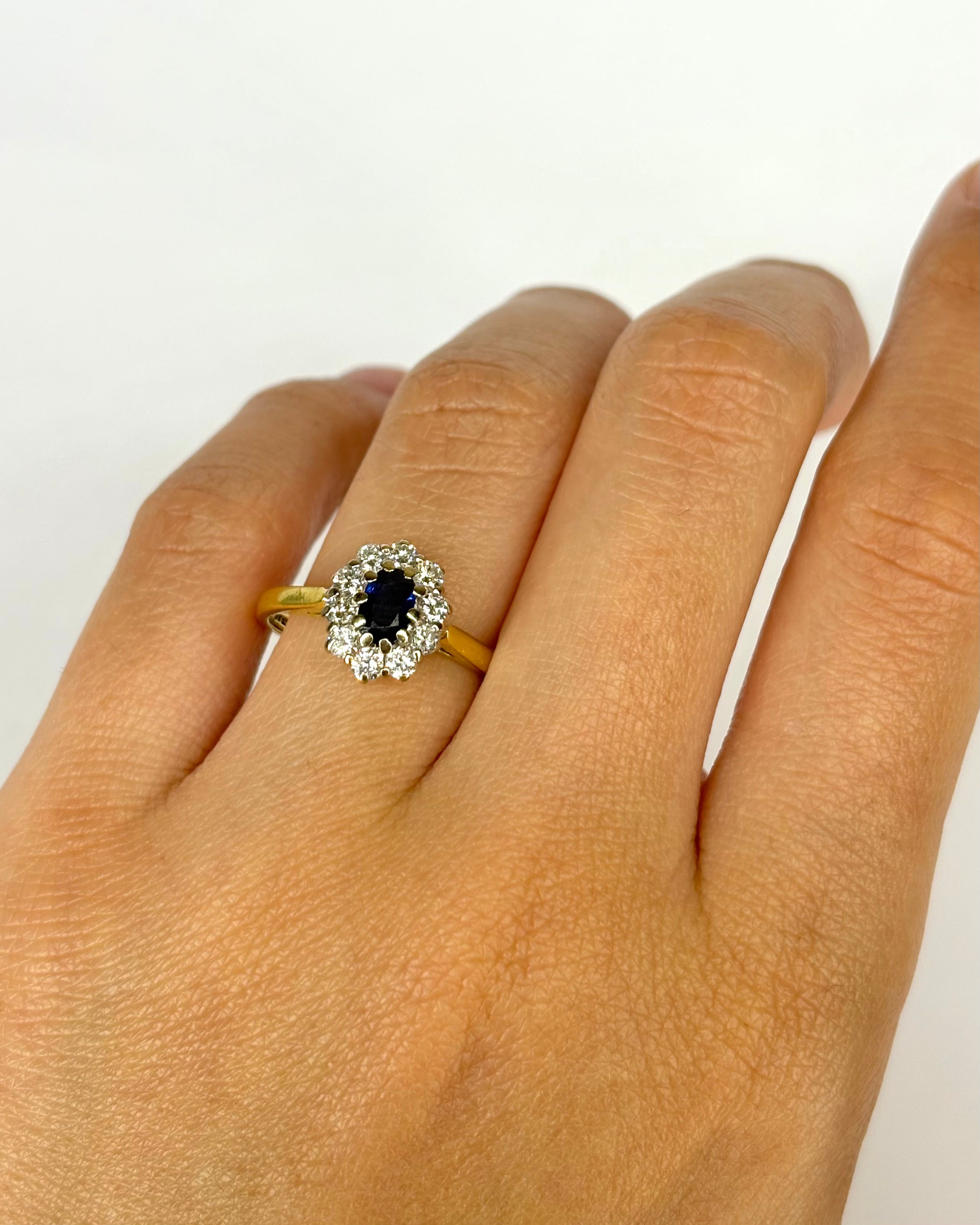 Marguerite Ring Sapphire 0.57 carat & Diamonds 0.40 carat "Soumia"