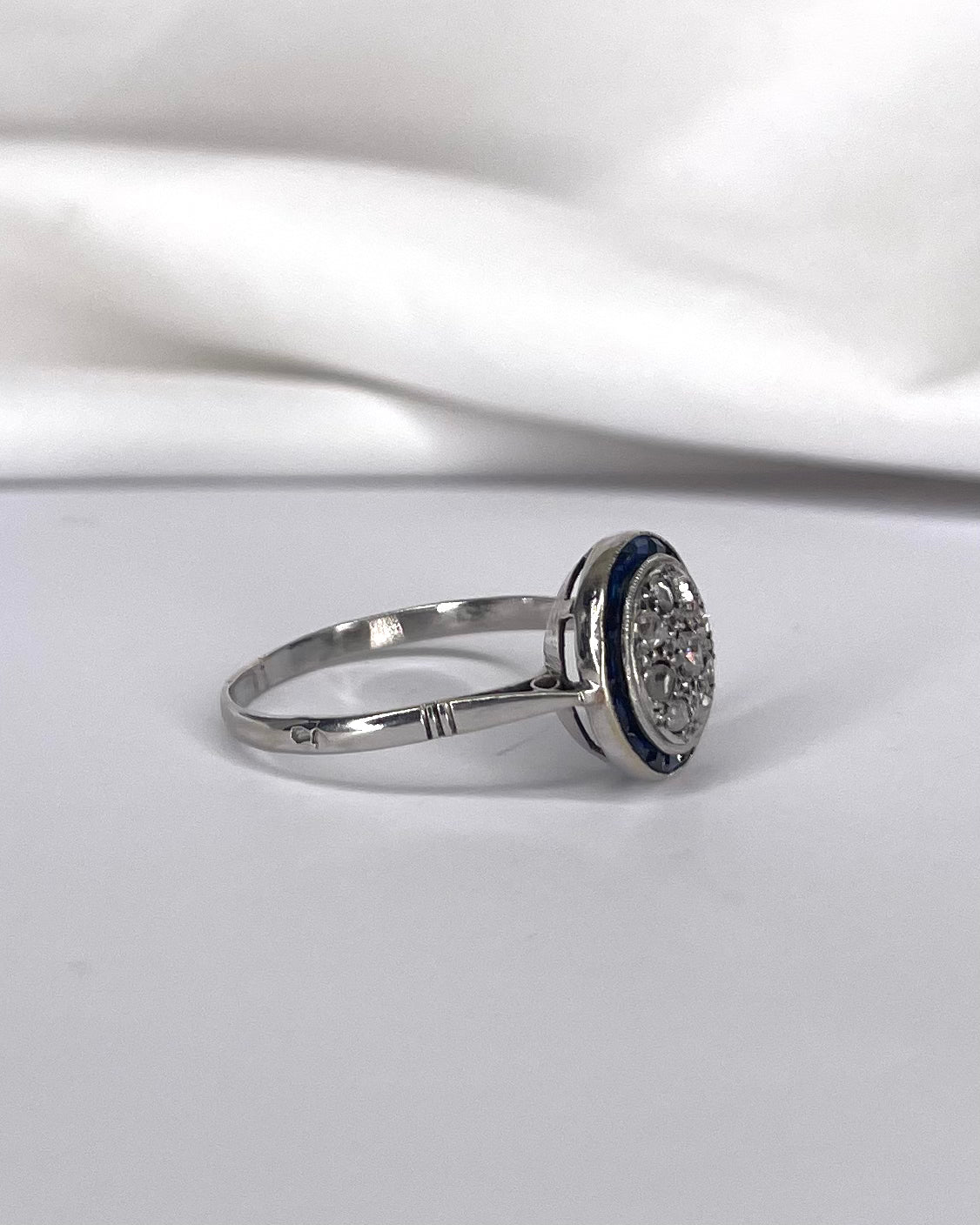 Anillo Art Déco 17 Zafiros y 9 Diamantes "Jacynthe"