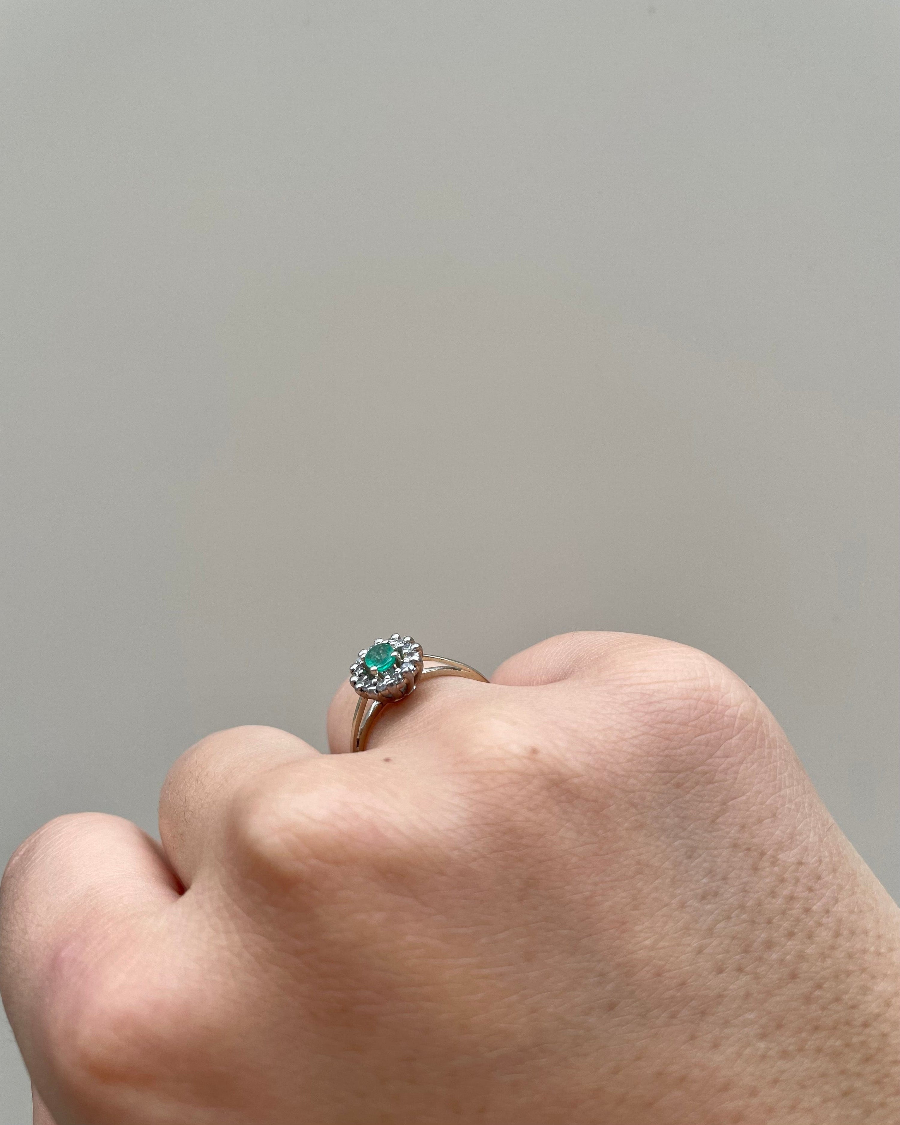 Anillo Margarita Esmeralda 0.15 quilates y Diamantes "Livia"
