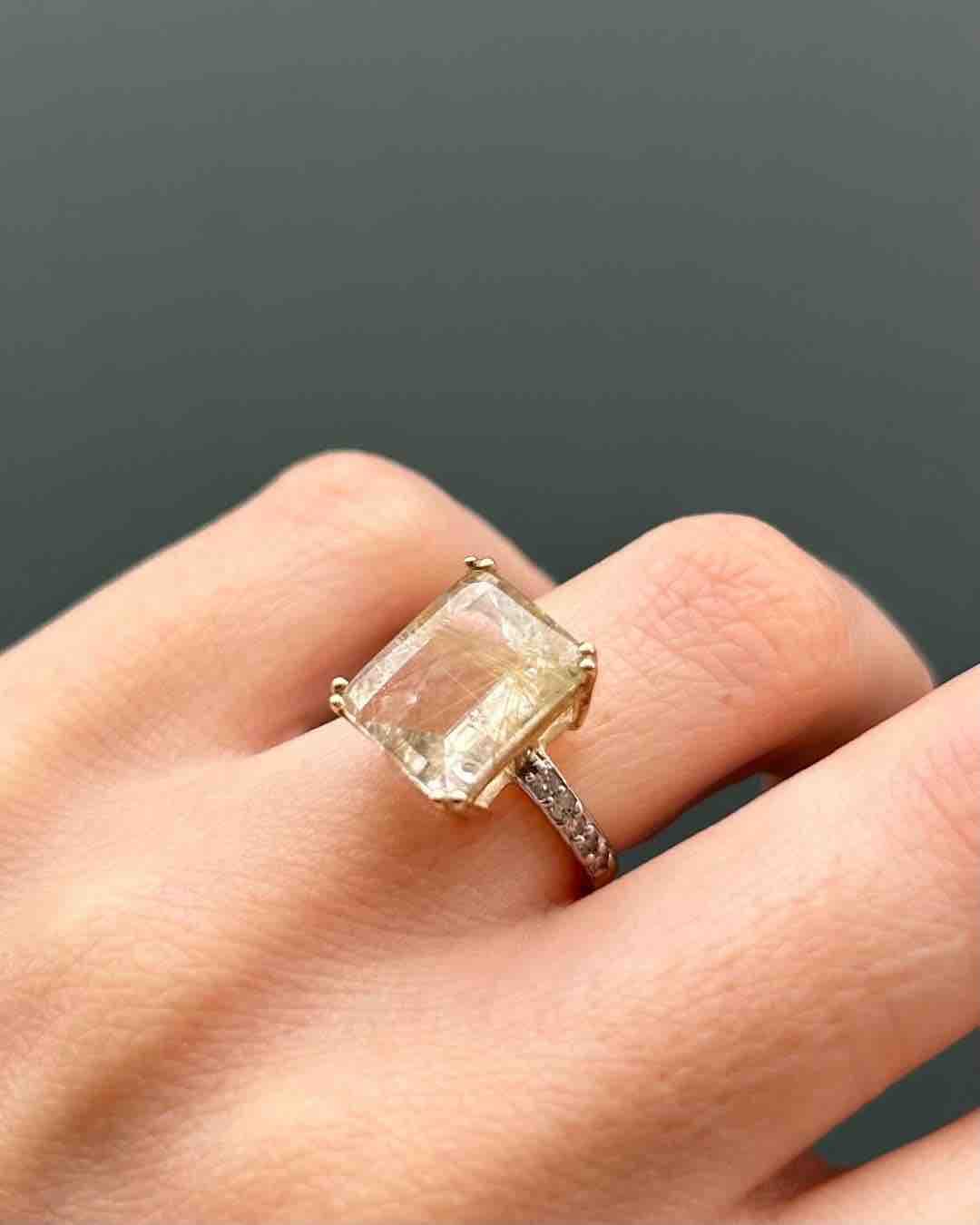 Anillo solitario "River" de cuarzo Venus Hair y diamantes de 4,90 quilates