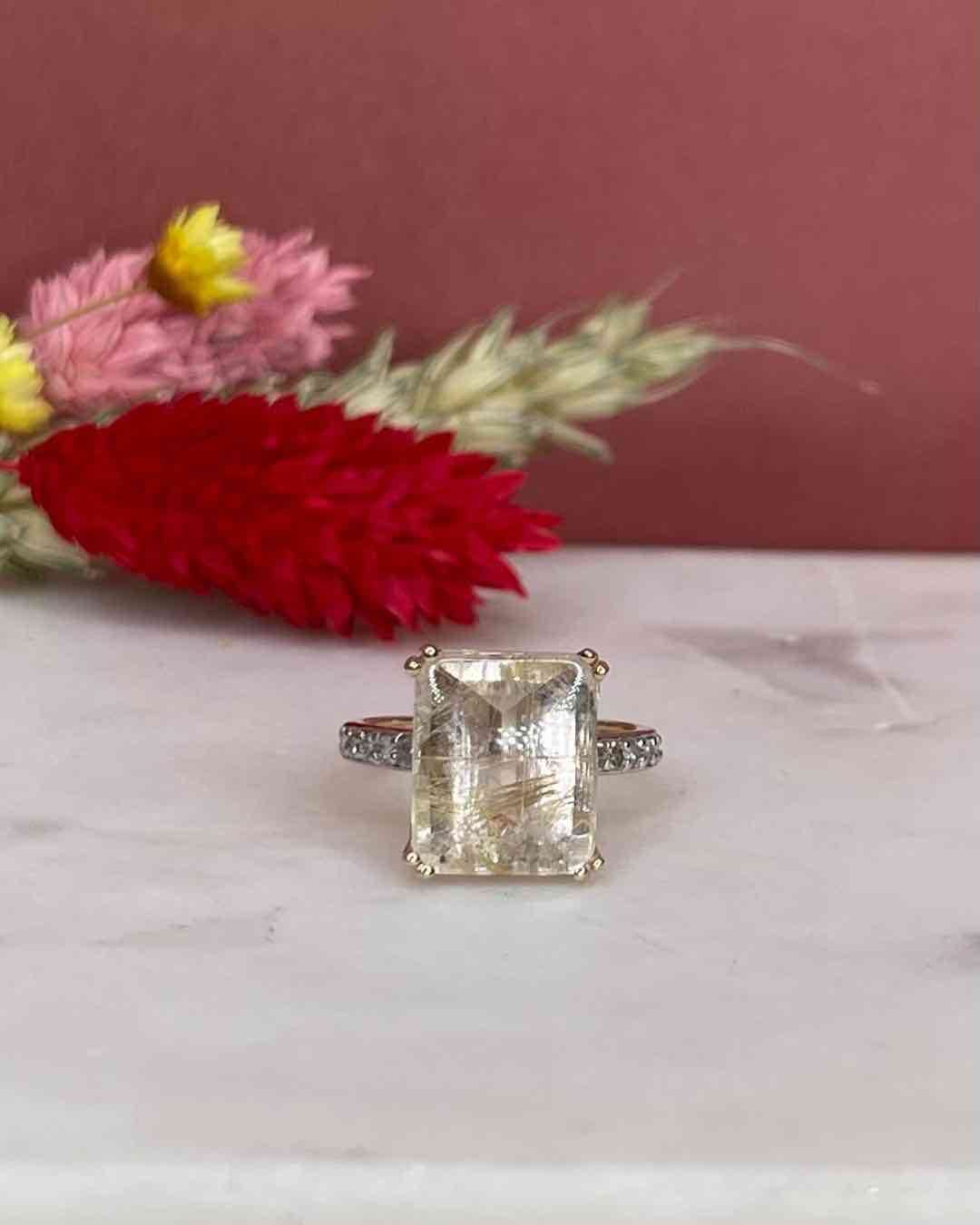 Anillo solitario "River" de cuarzo Venus Hair y diamantes de 4,90 quilates