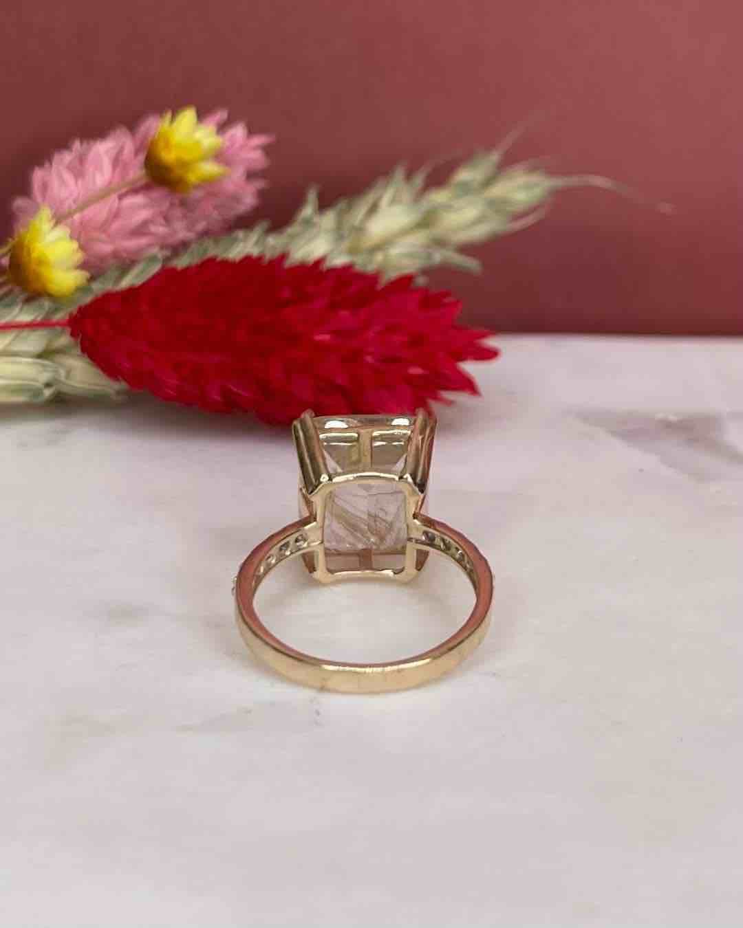 Anillo solitario "River" de cuarzo Venus Hair y diamantes de 4,90 quilates