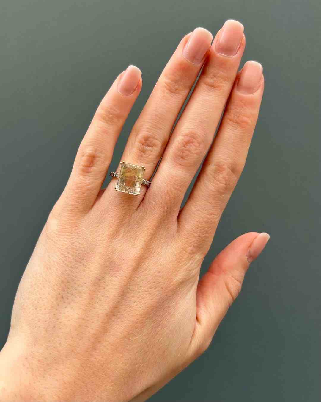 Anillo solitario "River" de cuarzo Venus Hair y diamantes de 4,90 quilates