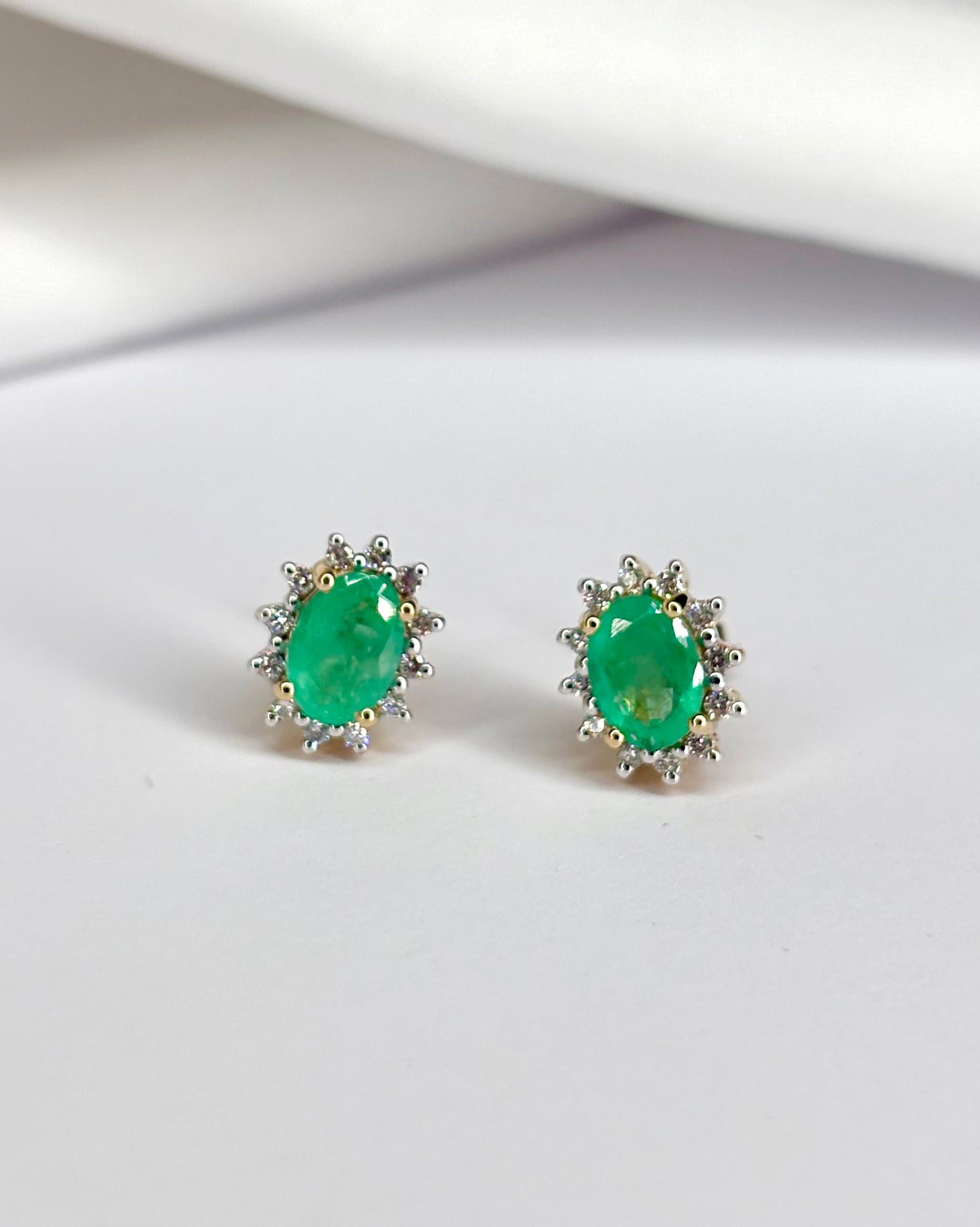 Pendientes de botón Margarita Esmeralda 0.78 quilates y 24 Diamantes "Lola"