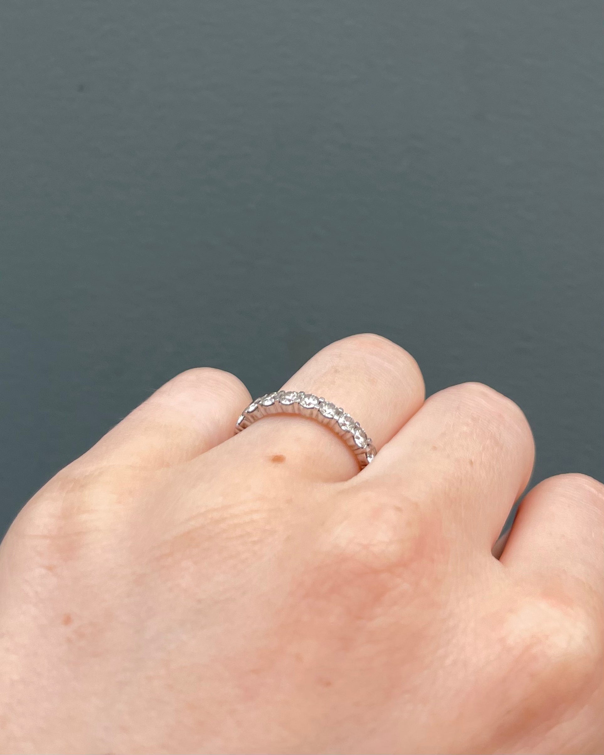 Anillo de media alianza con diamantes "Constance"