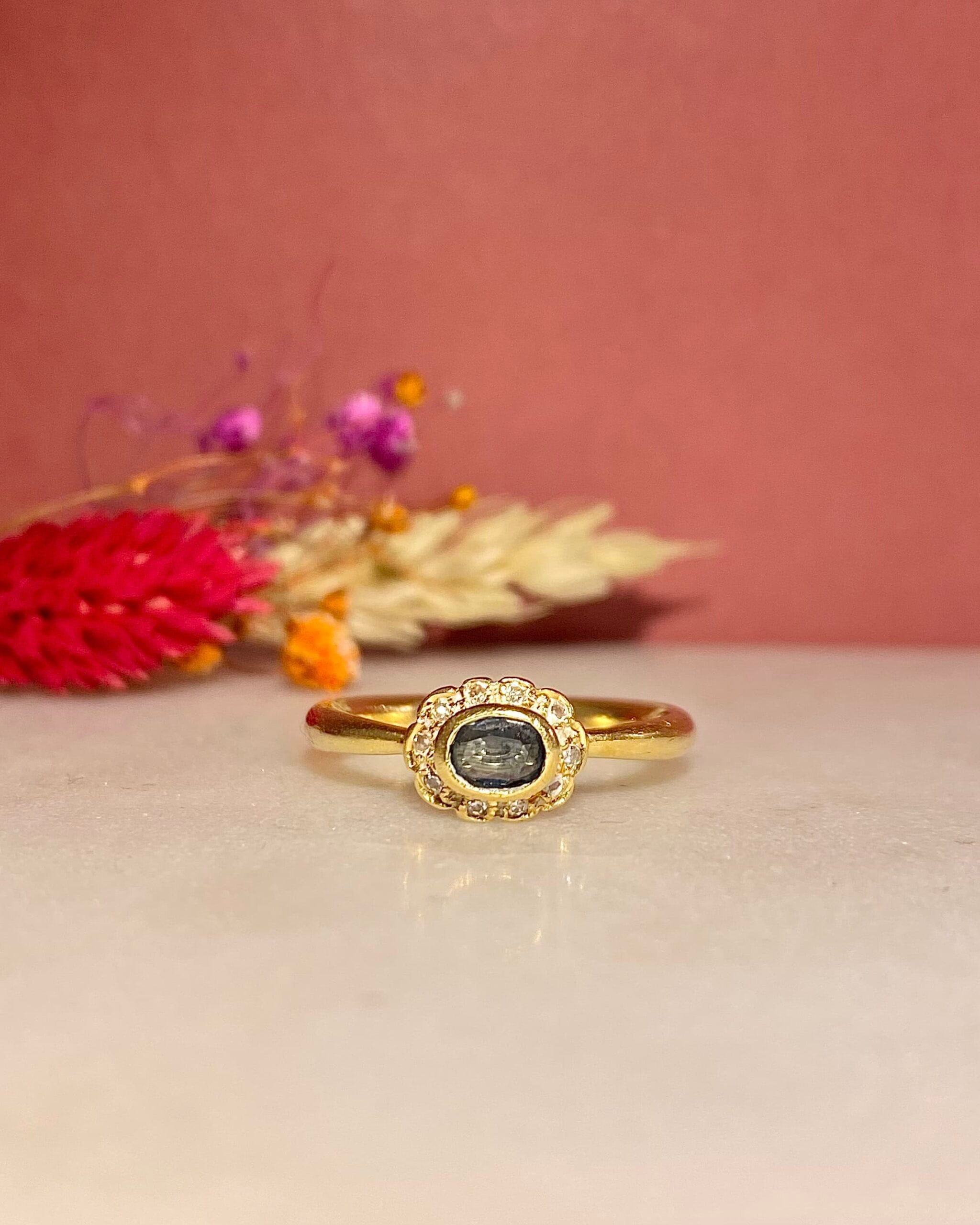 Anillo de margaritas con zafiro "Dream" y 10 diamantes