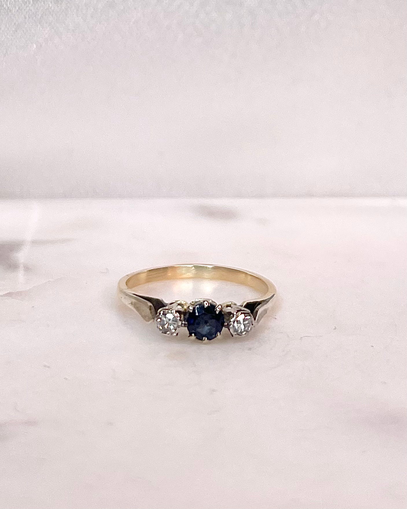 Anillo Trilogía Zafiro 0.40 Quilates y Diamantes "Gaïa"