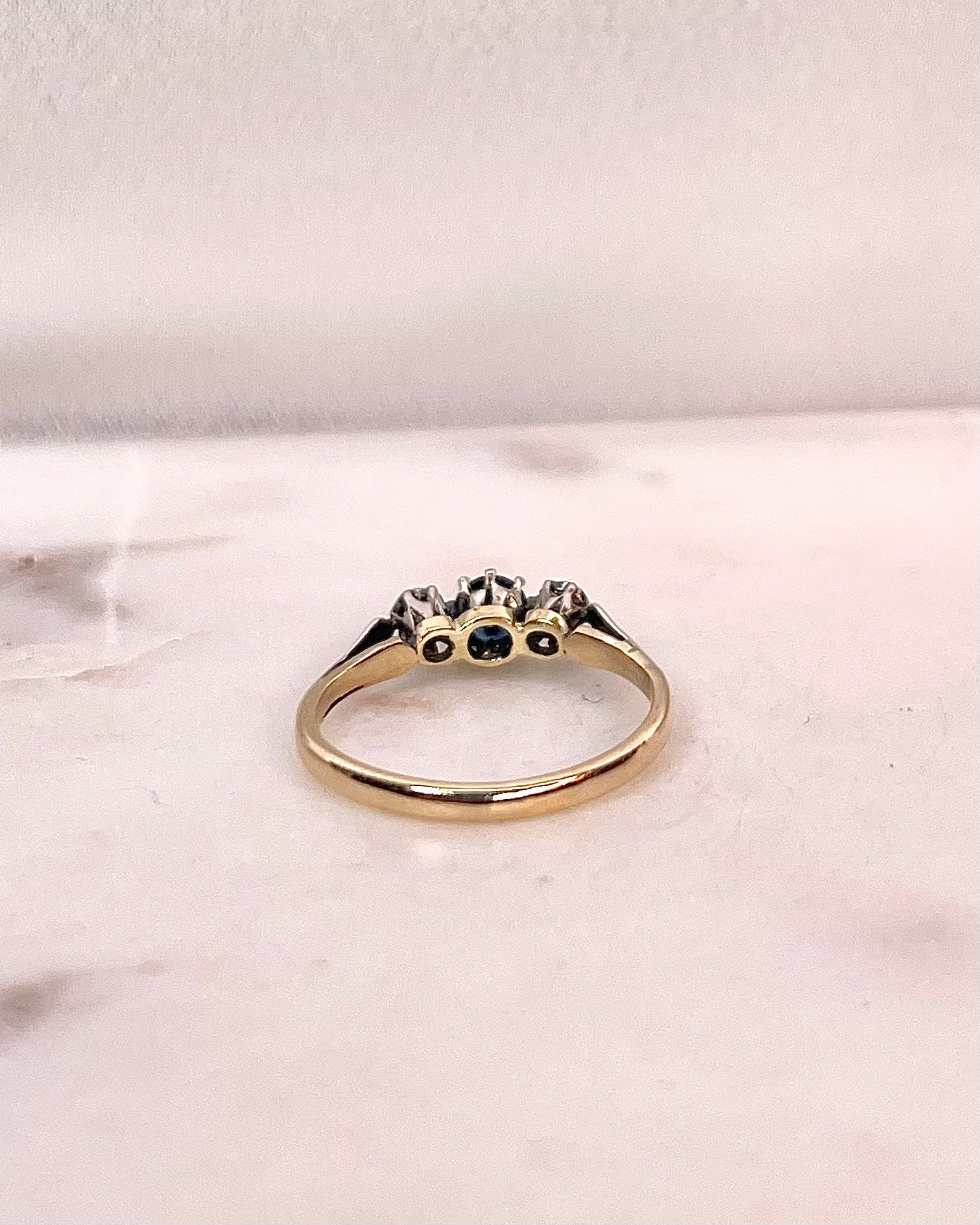 Anillo Trilogía Zafiro 0.40 Quilates y Diamantes "Gaïa"