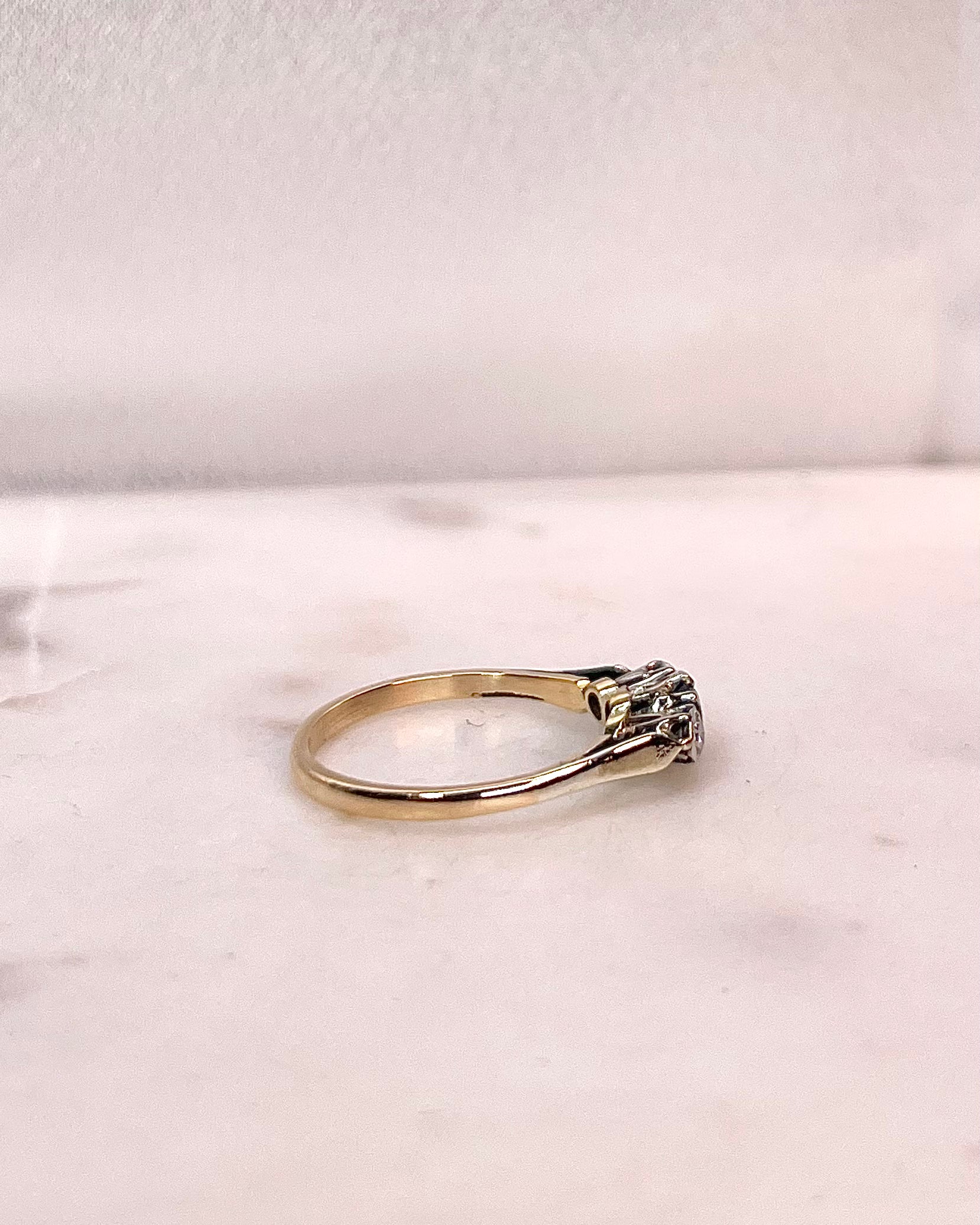 Anillo Trilogía Zafiro 0.40 Quilates y Diamantes "Gaïa"