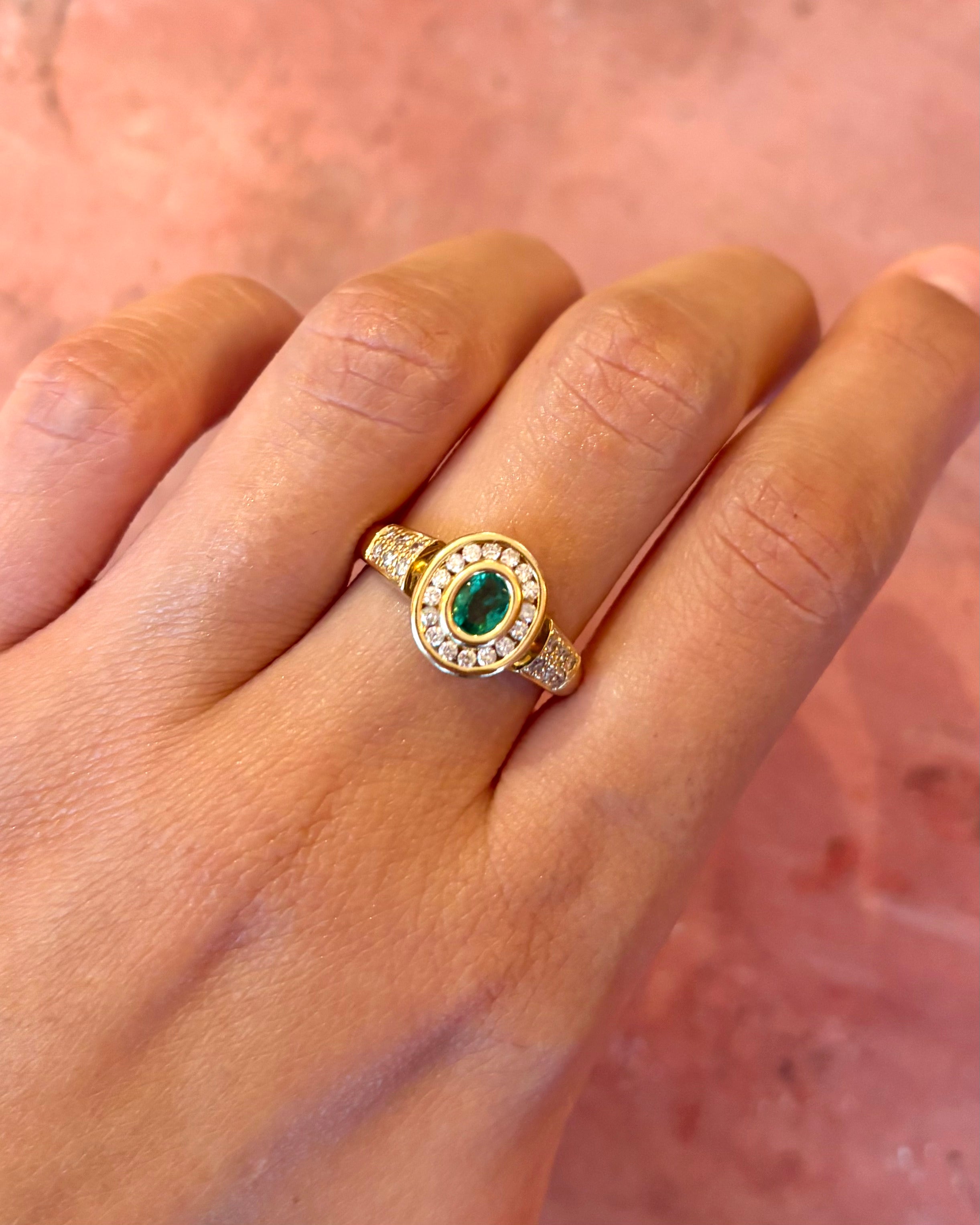 Anillo estilo Art Déco con esmeralda y diamantes "Rozanne"