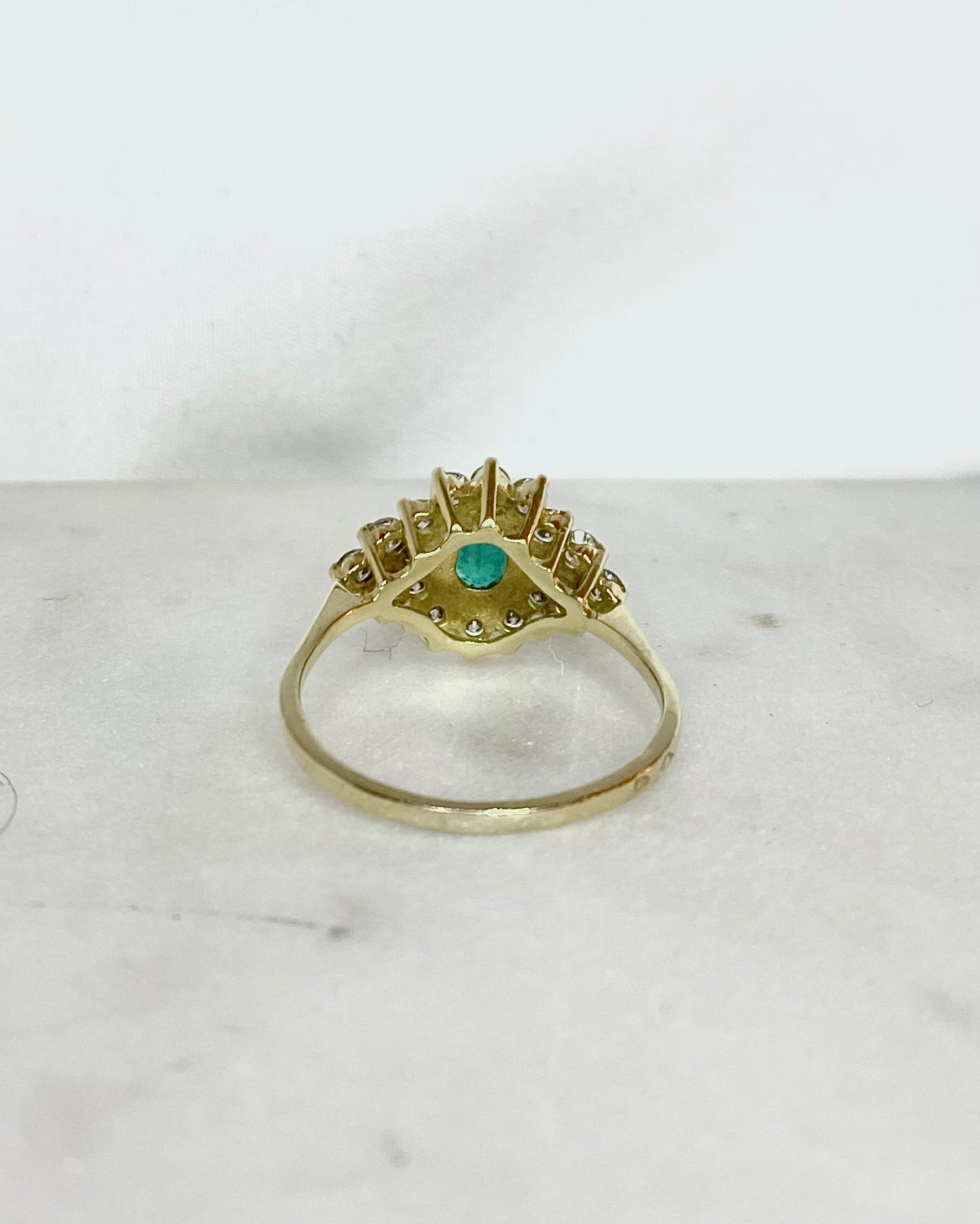 Anillo Margarita Esmeralda 0.72 quilates y Diamantes "Aliona"