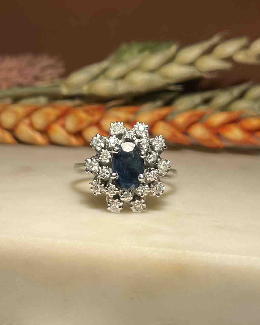 Anillo de margaritas con zafiro "Selma" y 20 diamantes