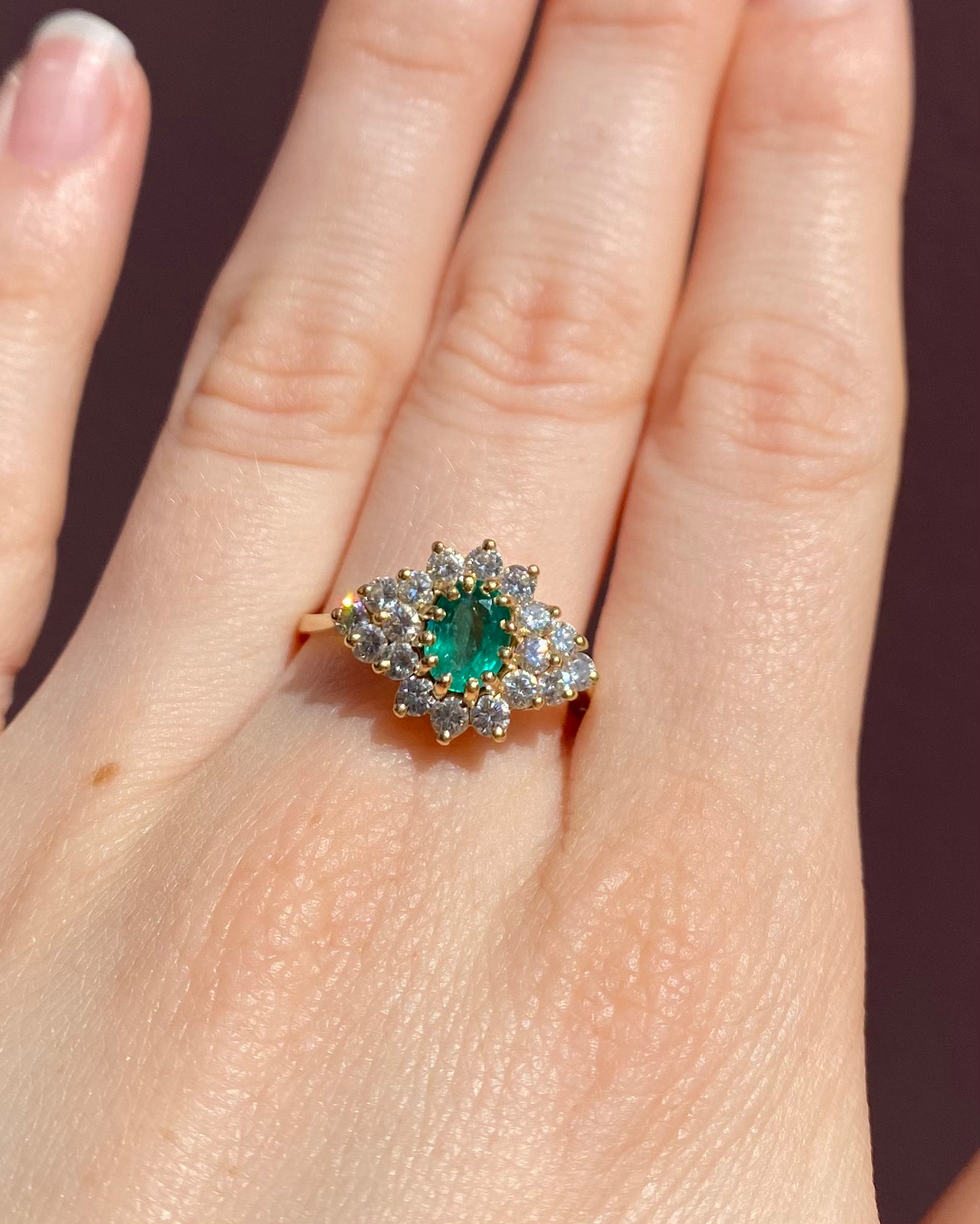 Anillo Margarita Esmeralda 0.72 quilates y Diamantes "Aliona"