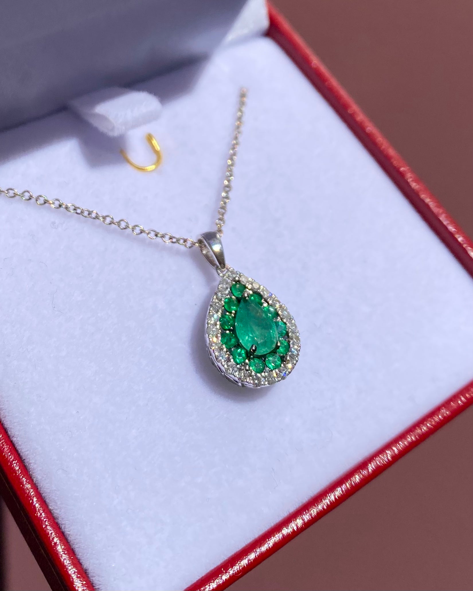 Colgante Margarita Esmeraldas 1.14 quilates y Diamantes "Solènea"