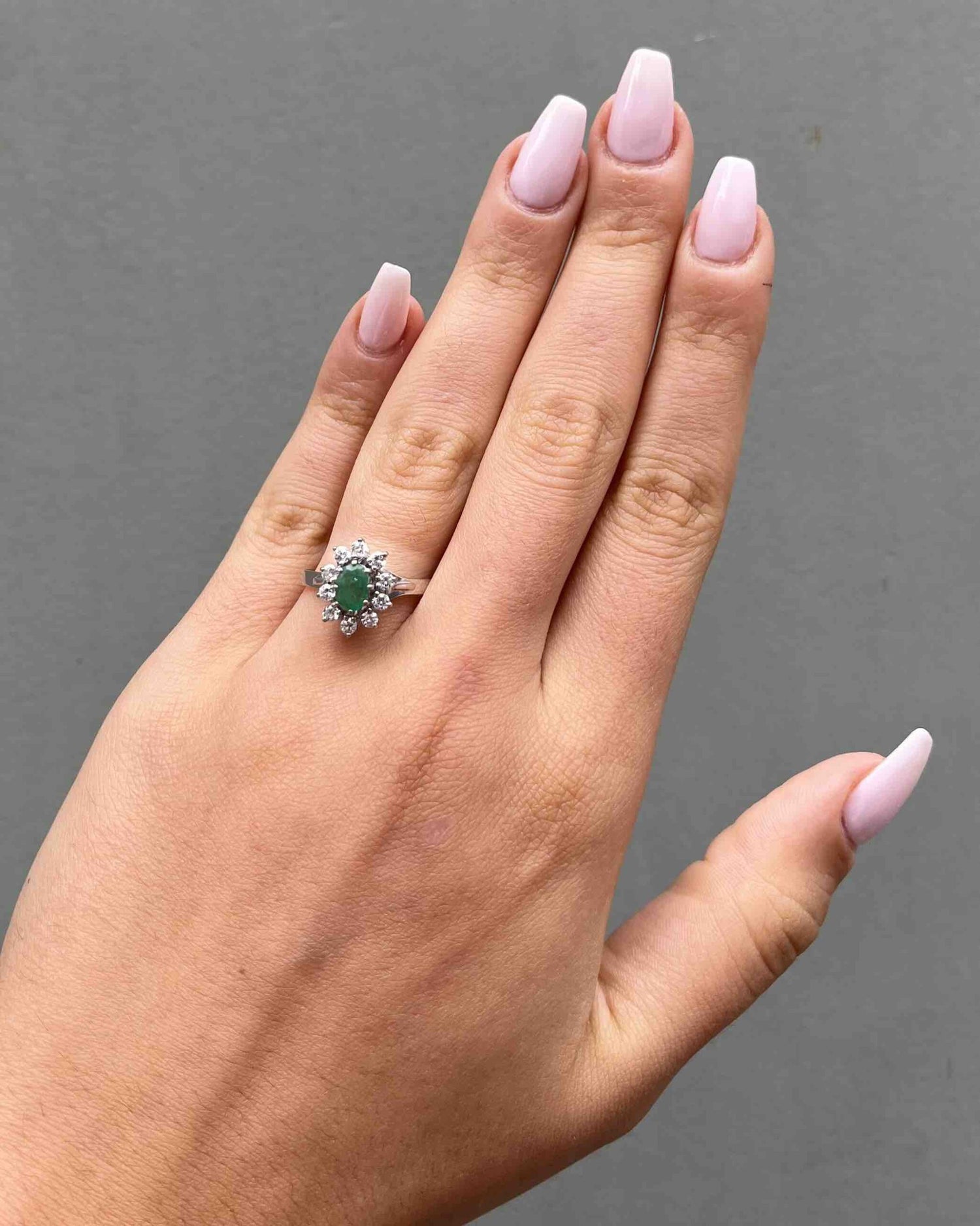Anillo "Amri" con margaritas de esmeralda y diamantes