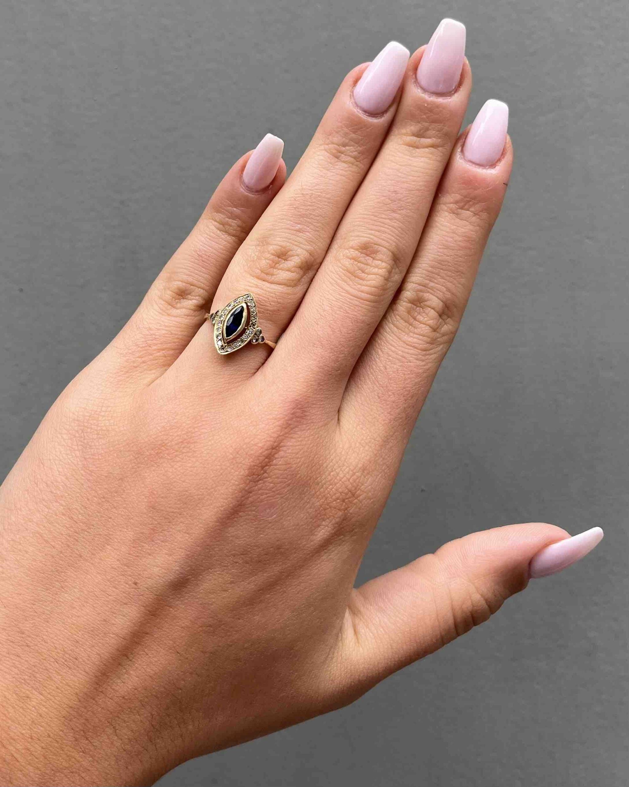 Anillo marquesa de zafiro y diamantes "Olise"